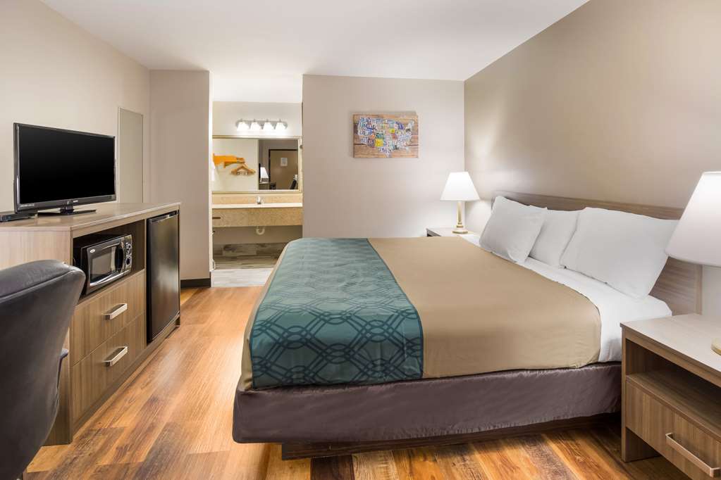ECONO LODGE HENDERSONVILLE-guestroom-Guest Room,On-Site.jpg
