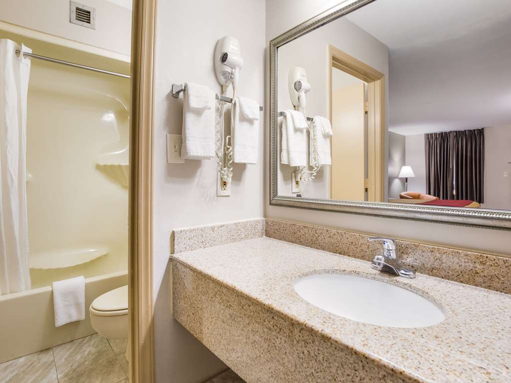 ECONO LODGE HENDERSONVILLE-guestroom-Guest Room,Bathroom,On-Site.jpg