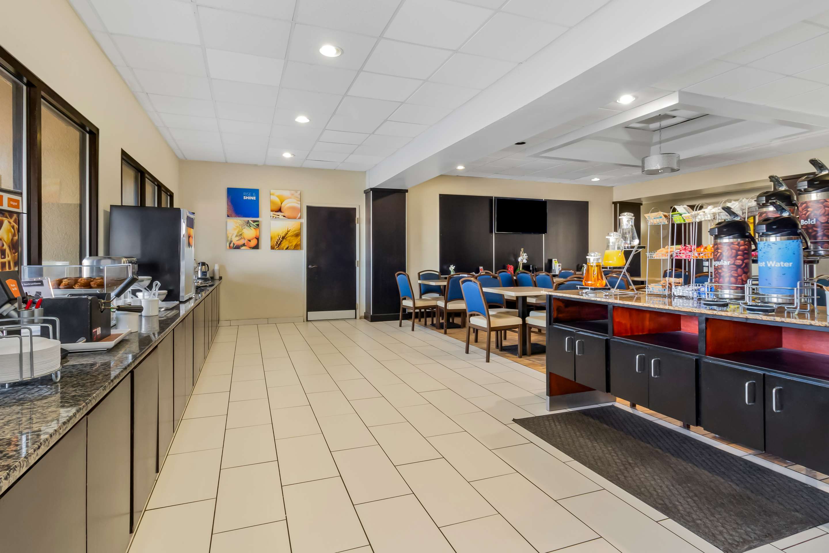 Breakfast area | Comfort Suites Lumberton