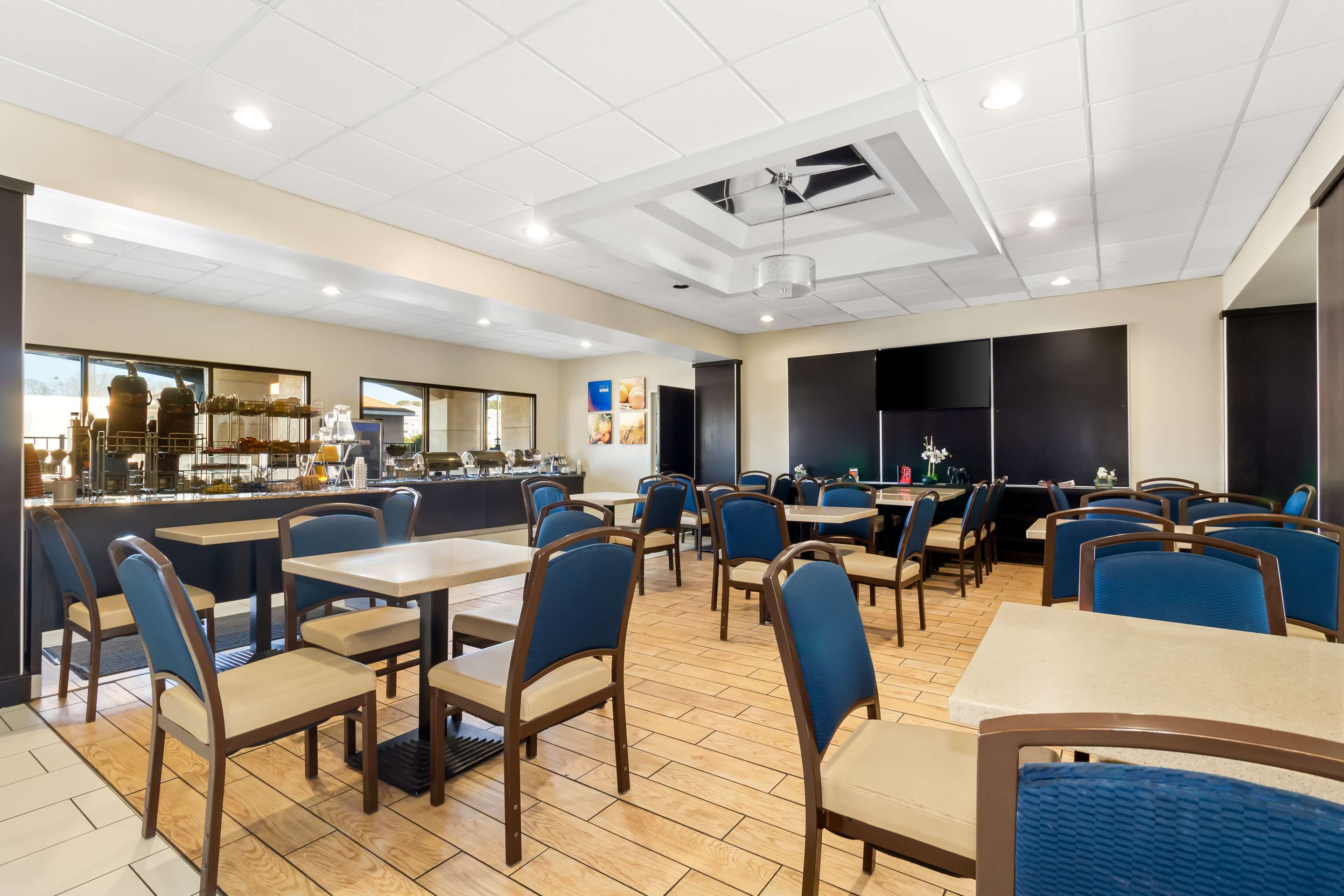 Breakfast area | Comfort Suites Lumberton