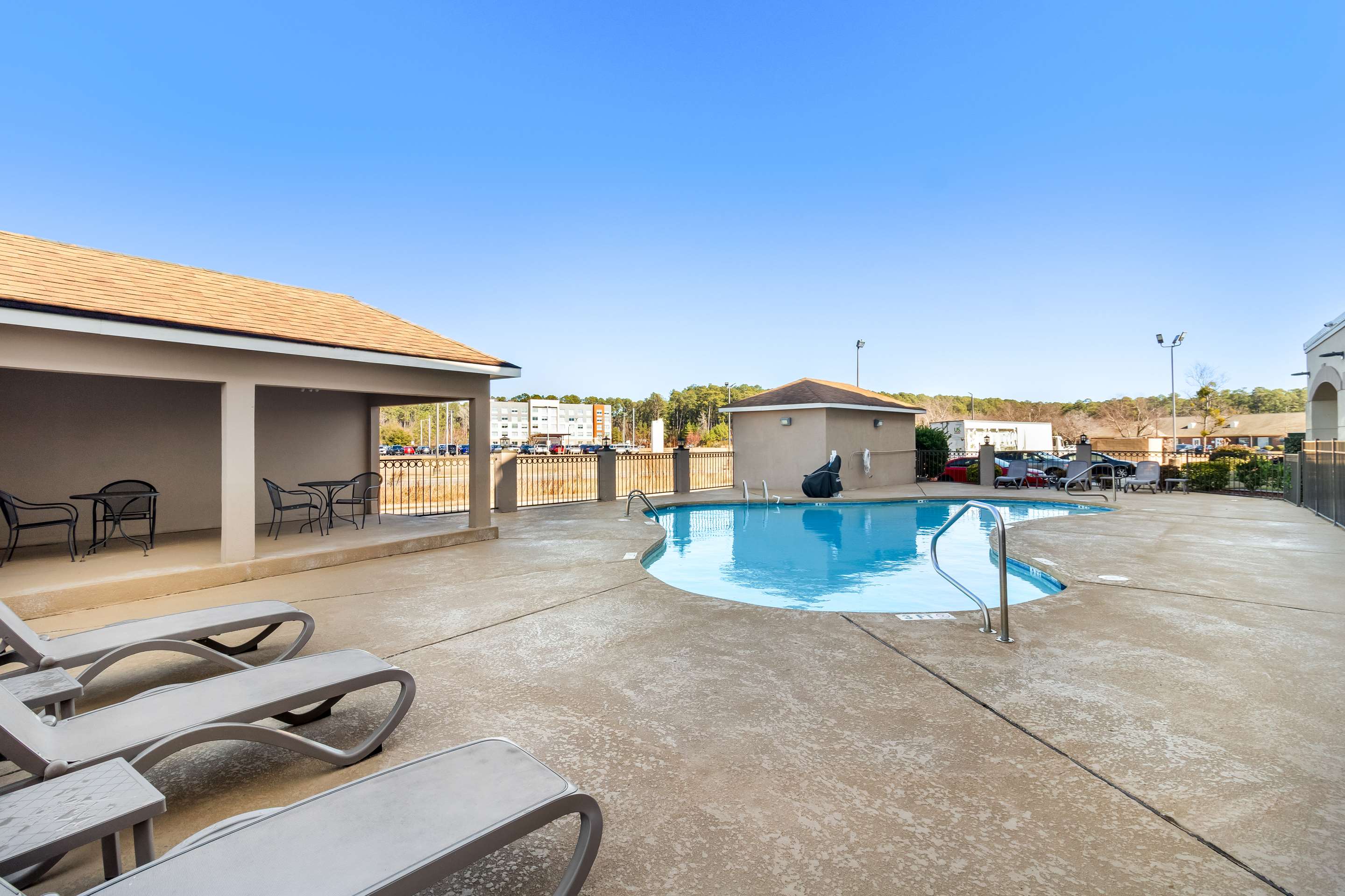 Outdoor pool | Comfort Suites Lumberton