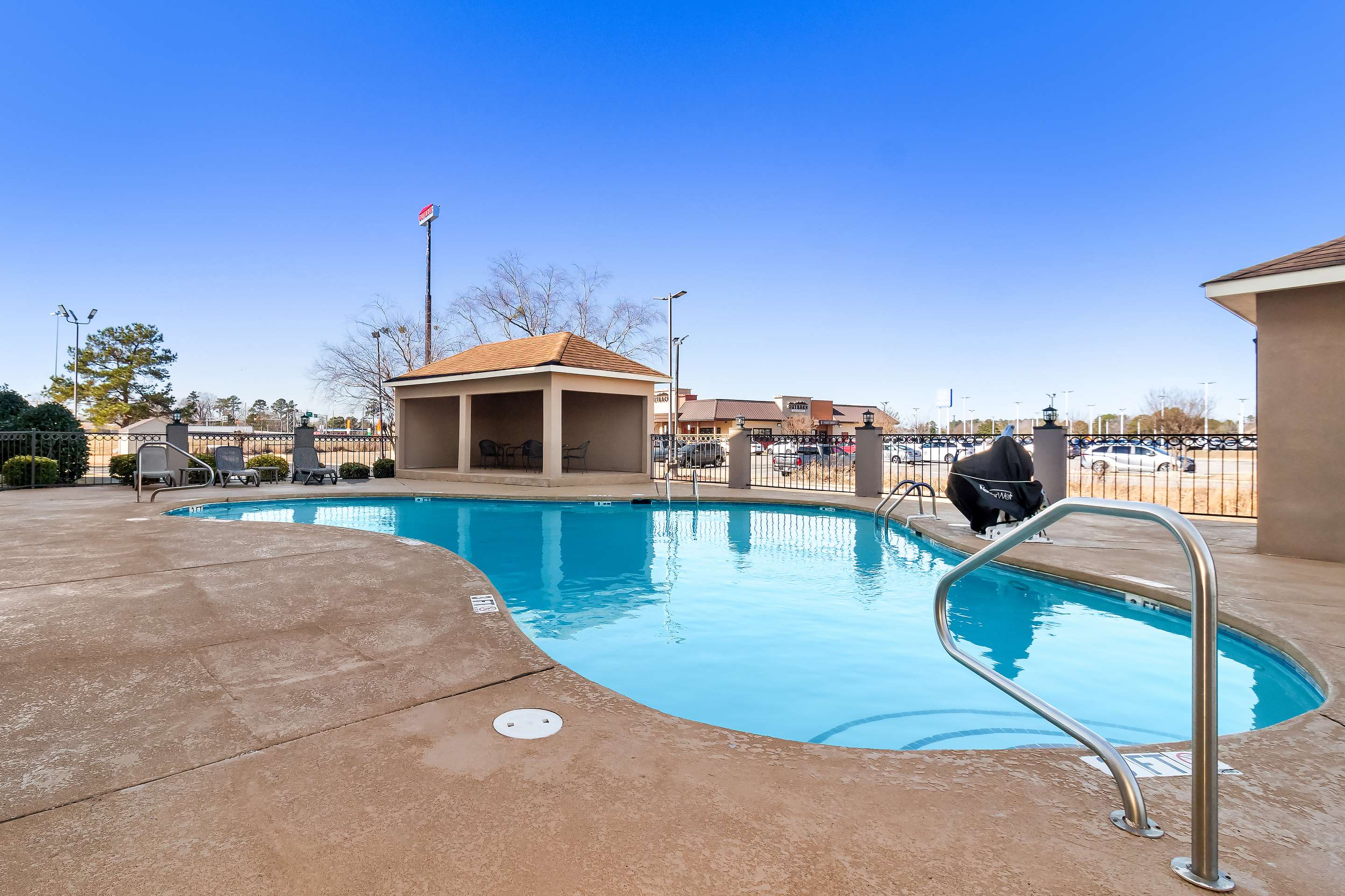 Outdoor pool | Comfort Suites Lumberton
