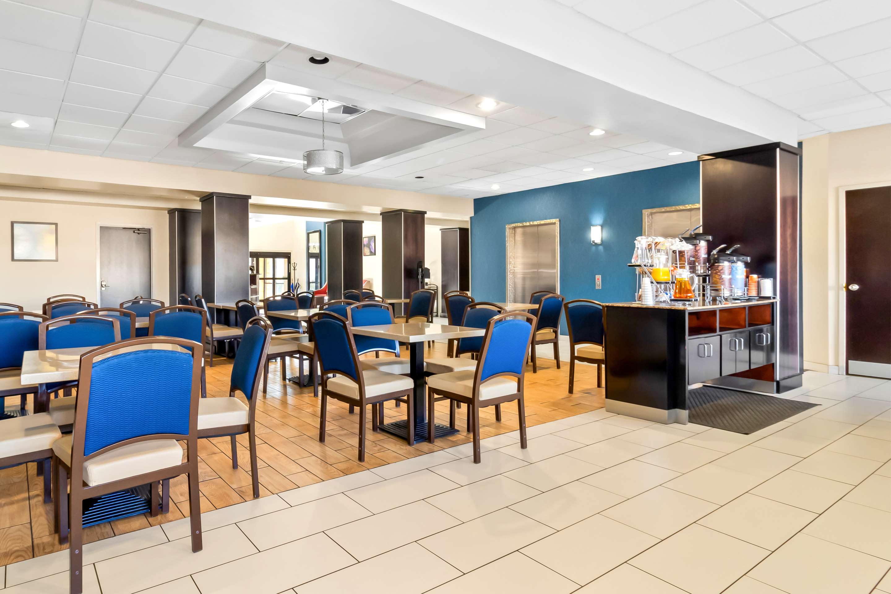 Breakfast area | Comfort Suites Lumberton
