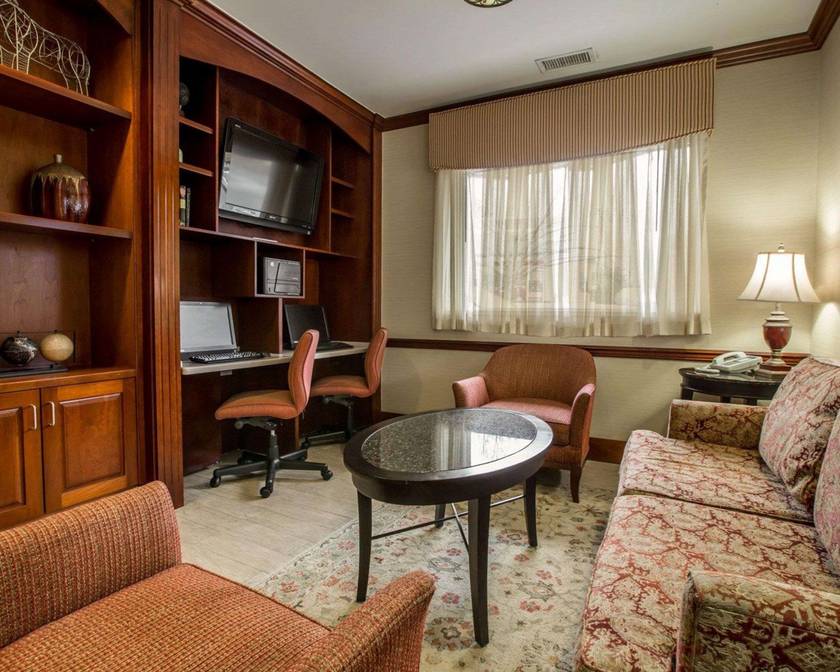 Spacious lobby | Quality Inn & Suites Biltmore East