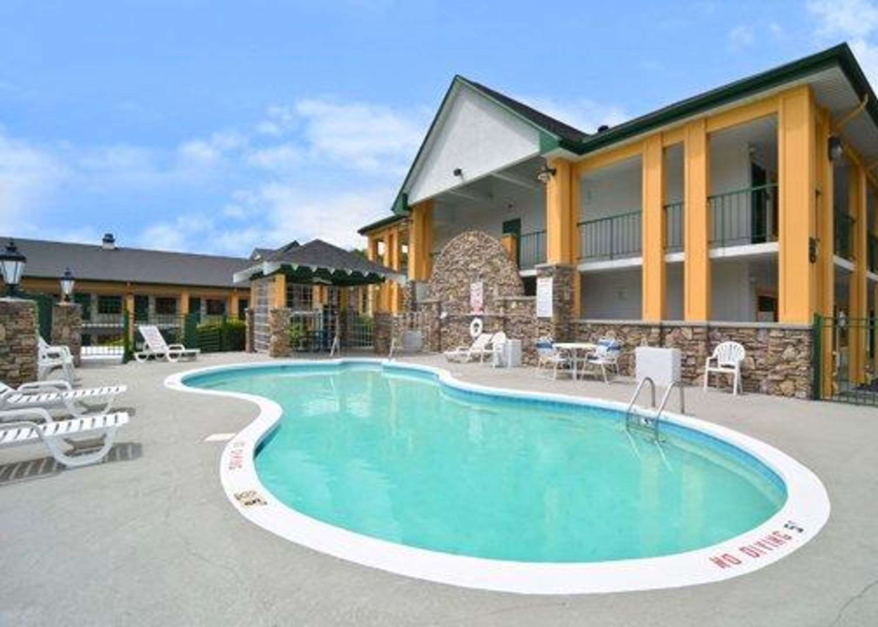 Outdoor pool with sundeck | Quality Inn & Suites Biltmore East