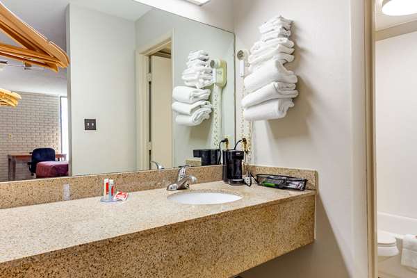  - Econo Lodge Creedmoor