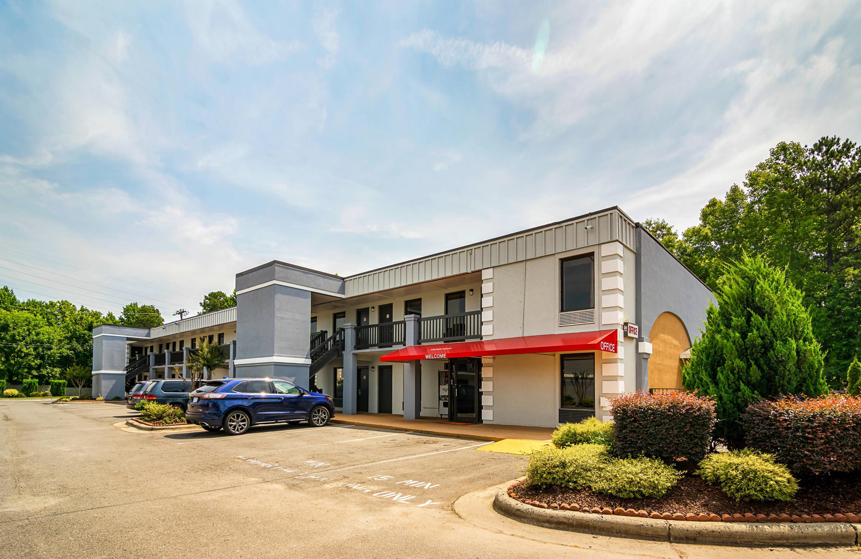 Hotel exterior | Econo Lodge Research Triangle Park