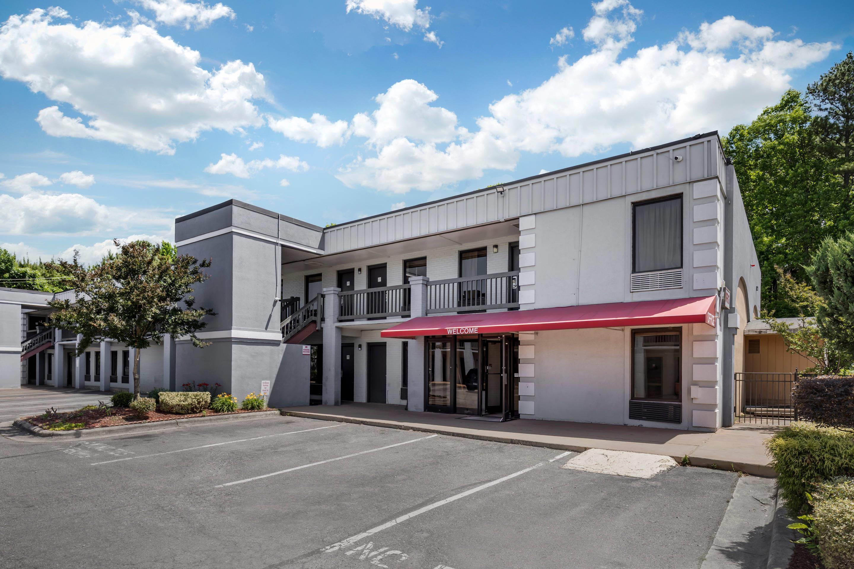 Hotel exterior | Econo Lodge Research Triangle Park