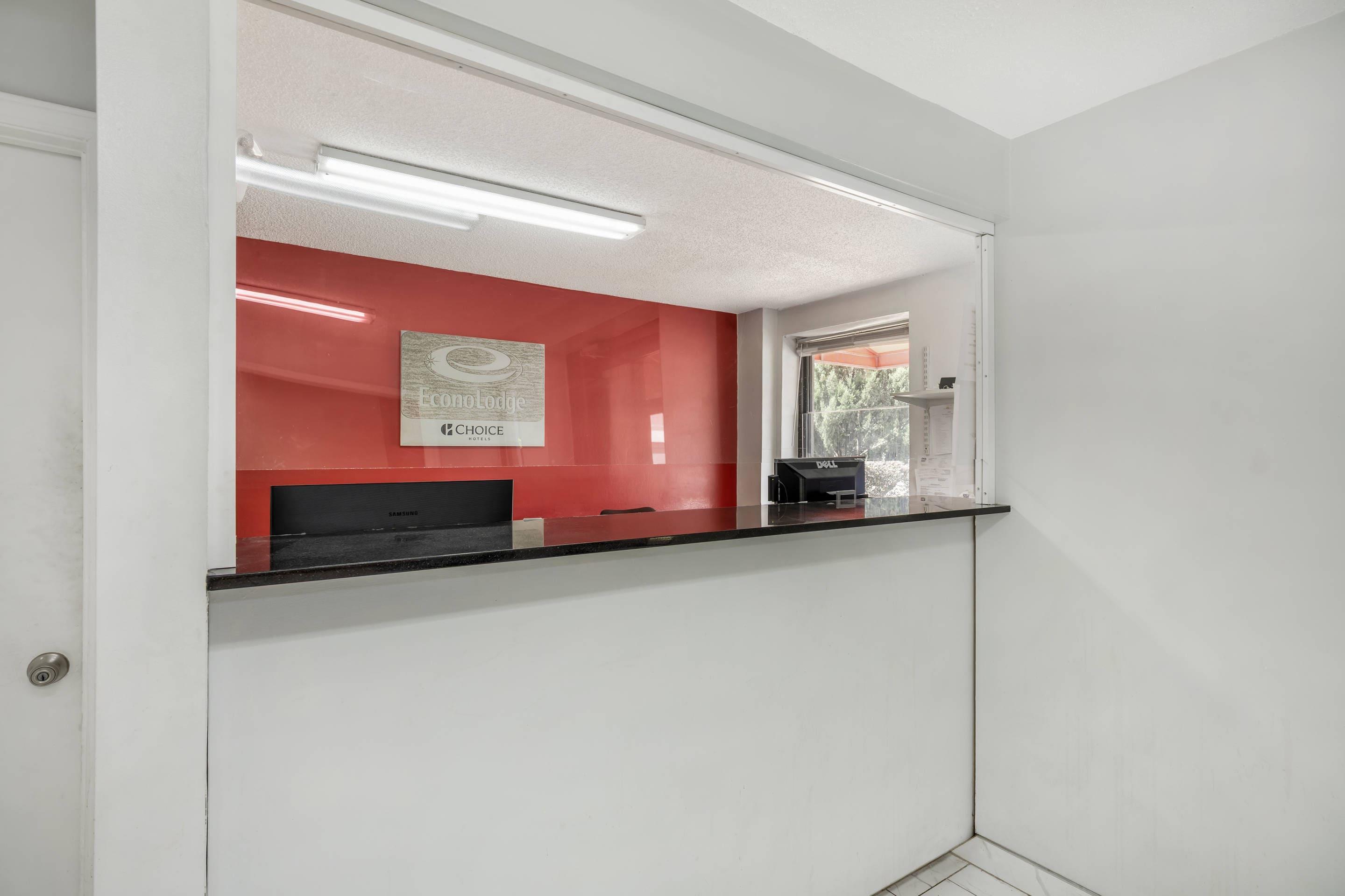 Front desk | Econo Lodge Research Triangle Park