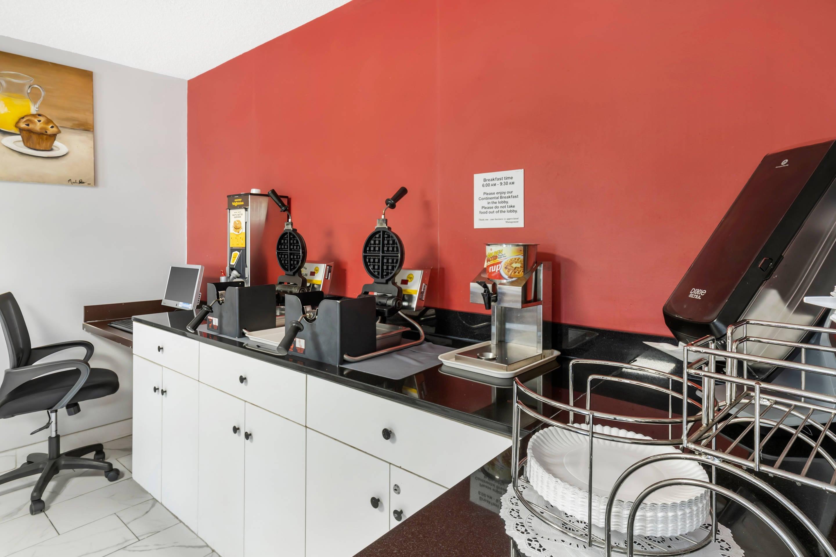 Breakfast area | Econo Lodge Research Triangle Park