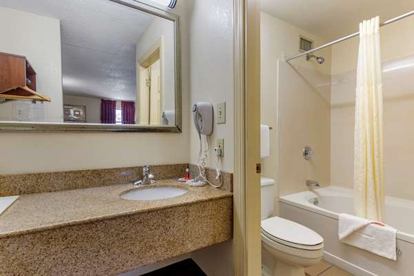  - Econo Lodge Fayetteville - I-95, Exit 49