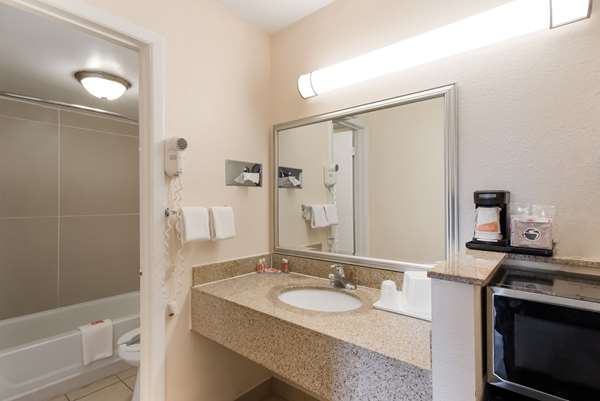  - Econo Lodge North Washington