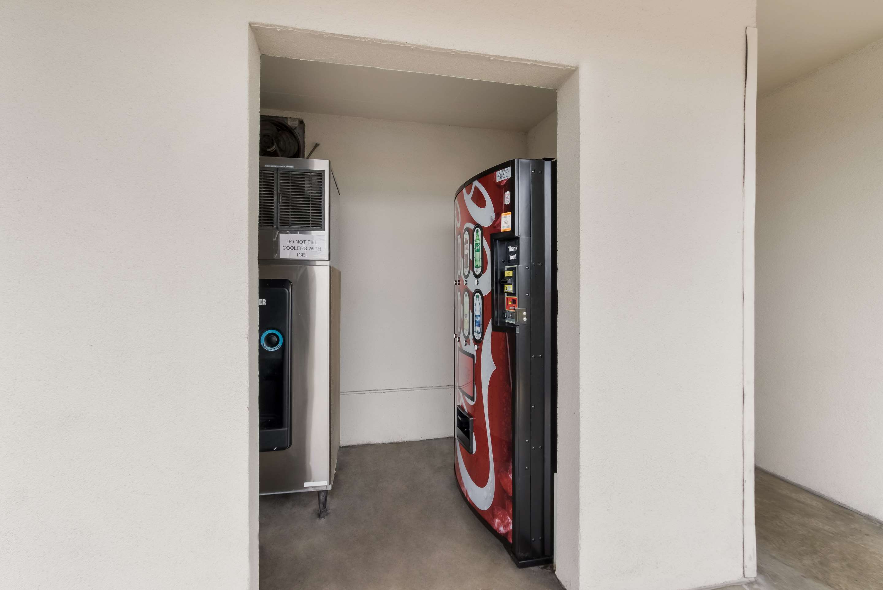 Hotel vending area | Econo Lodge North Washington