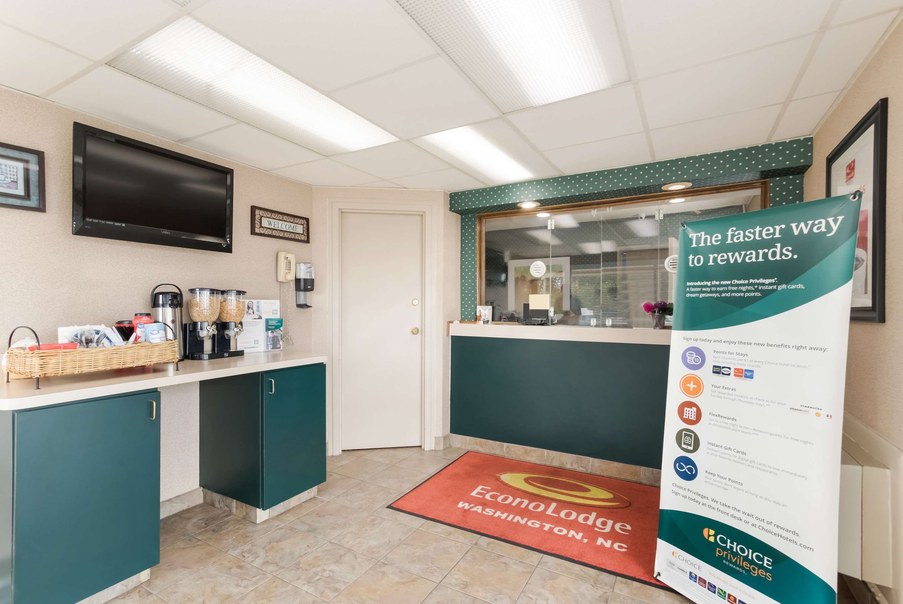 Breakfast area | Econo Lodge North Washington