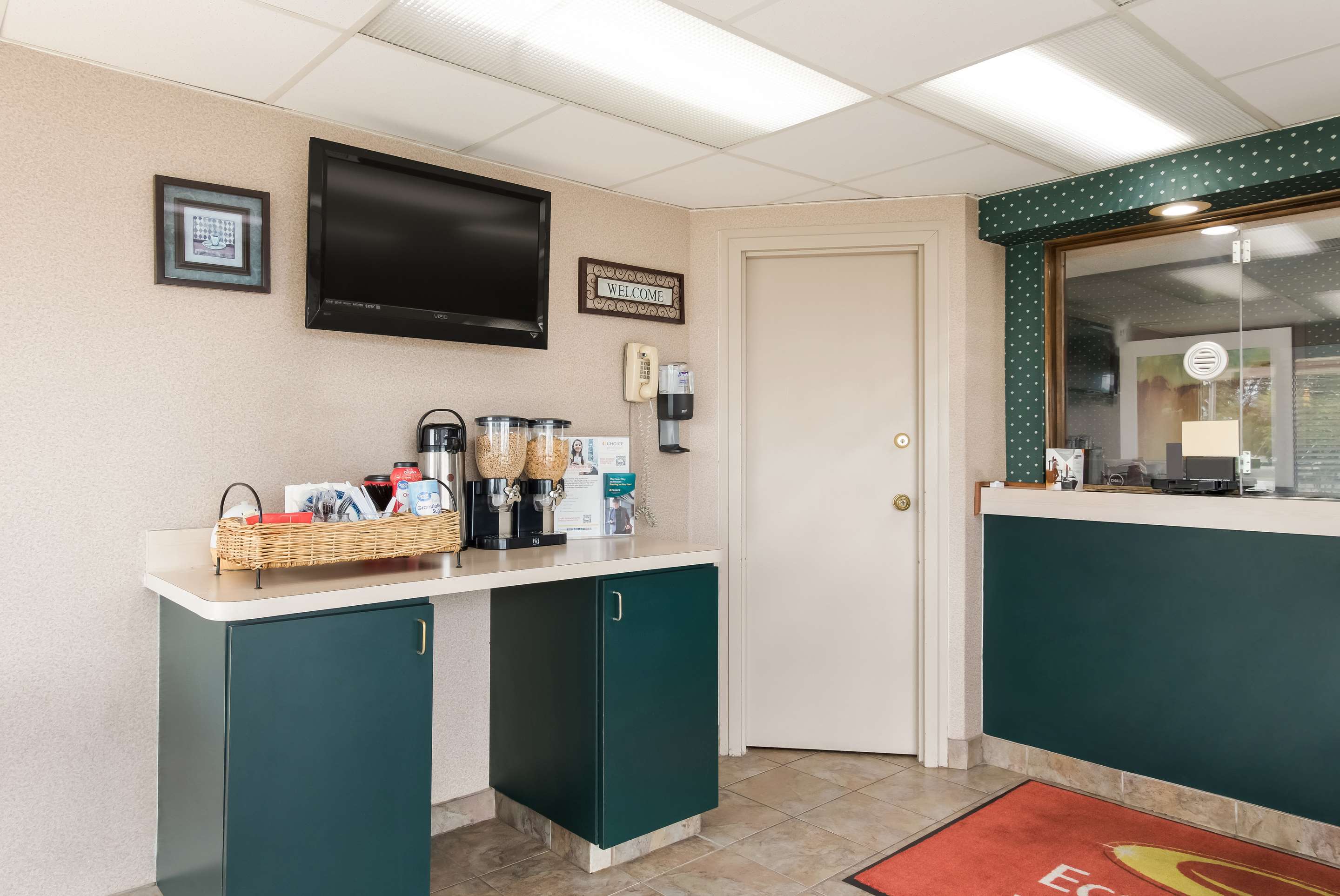 Enjoy breakfast in this seating area | Econo Lodge North Washington