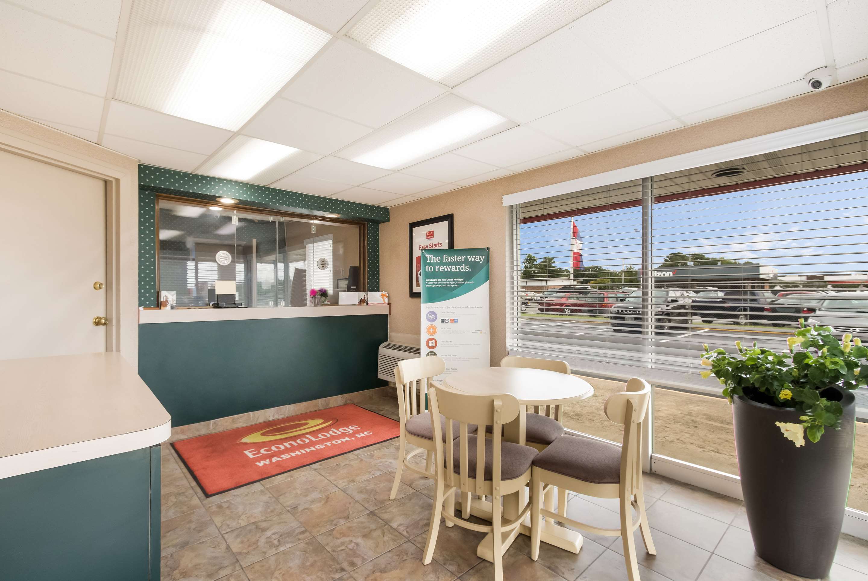 Hotel lobby | Econo Lodge North Washington