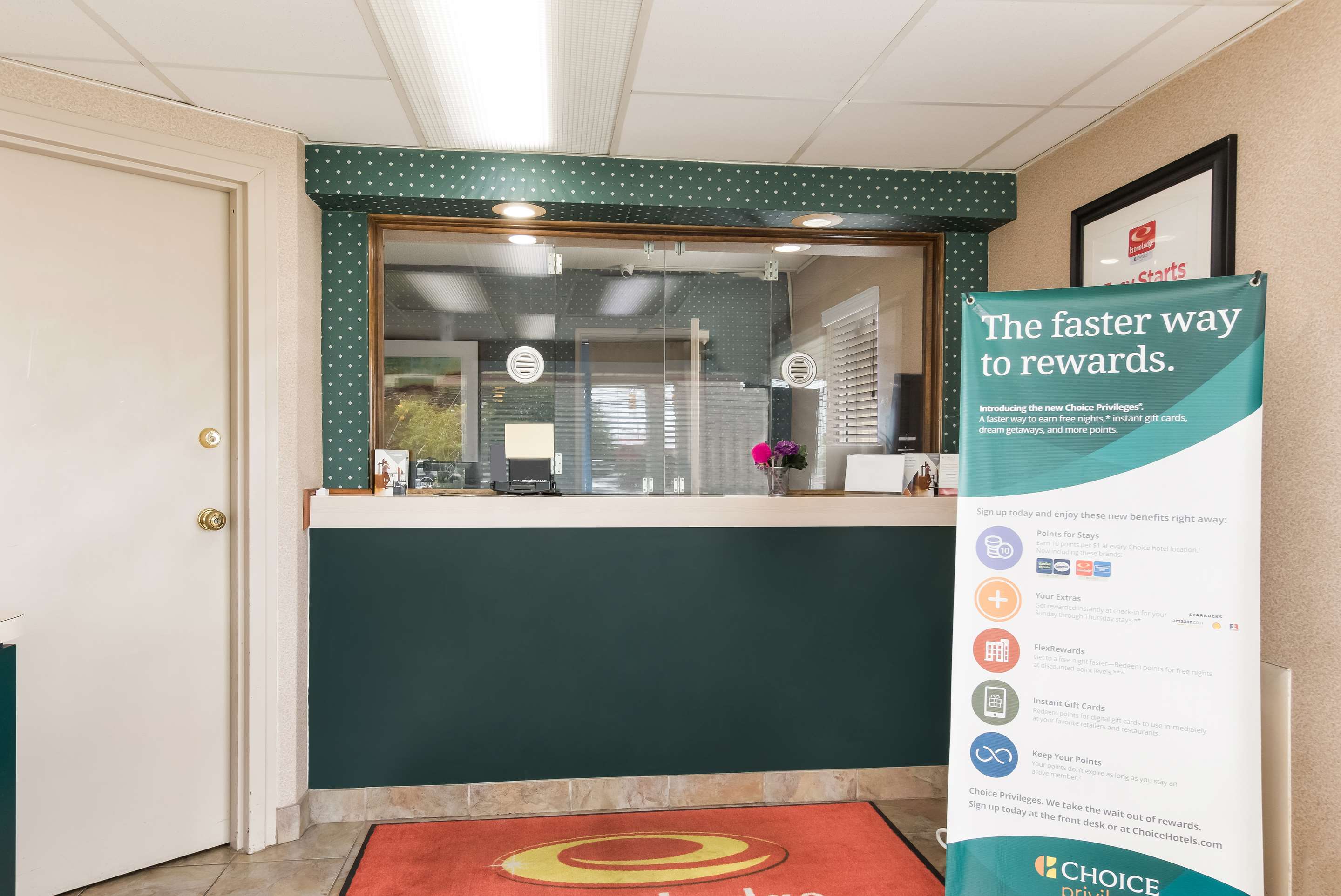 Hotel lobby | Econo Lodge North Washington