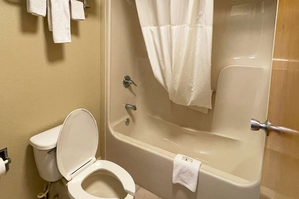 QUALITY INN KENLY I-95-guestroom-Guest Room,Bathroom,On-Site.jpg