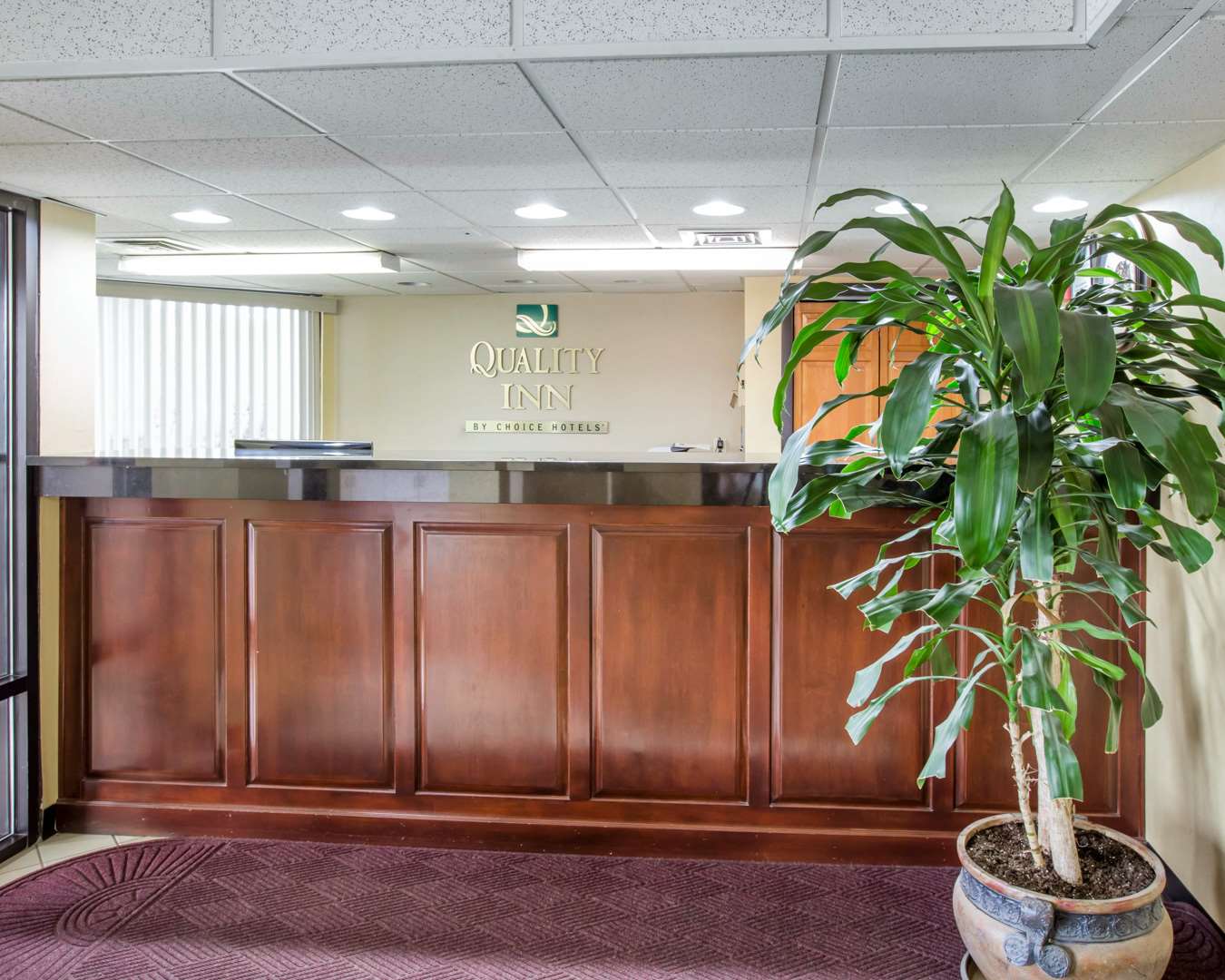 Front desk with friendly staff | Quality Inn Reidsville Hwy 29