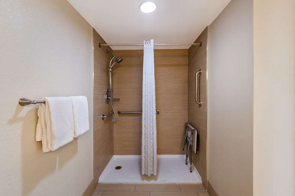 COMFORT INN SOUTH OCEANFRONT-guestroom-Guest Room,Bathroom,On-Site.jpg