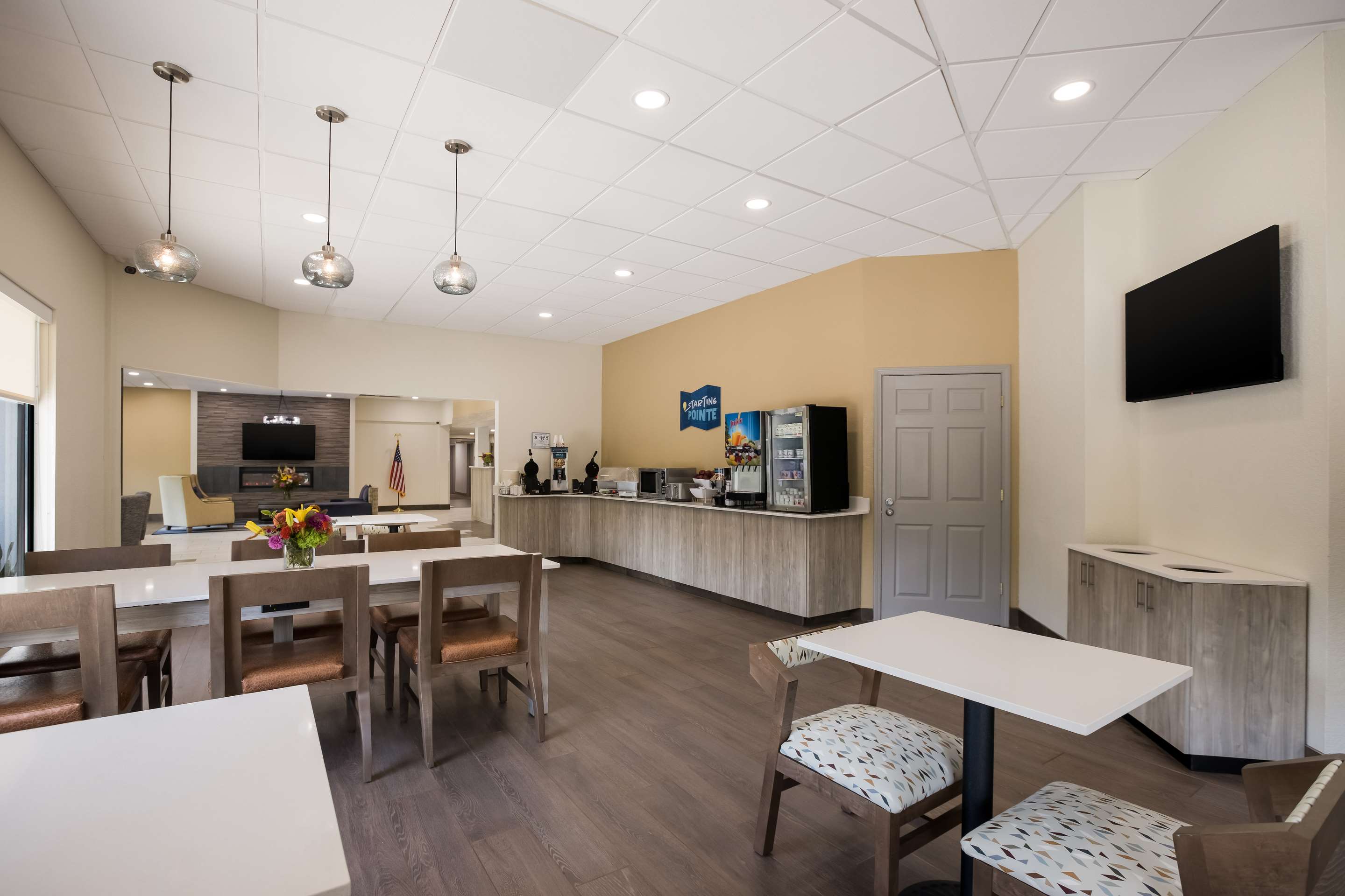 Enjoy breakfast in this seating area | Clarion Pointe Sylva near Cherokee Area