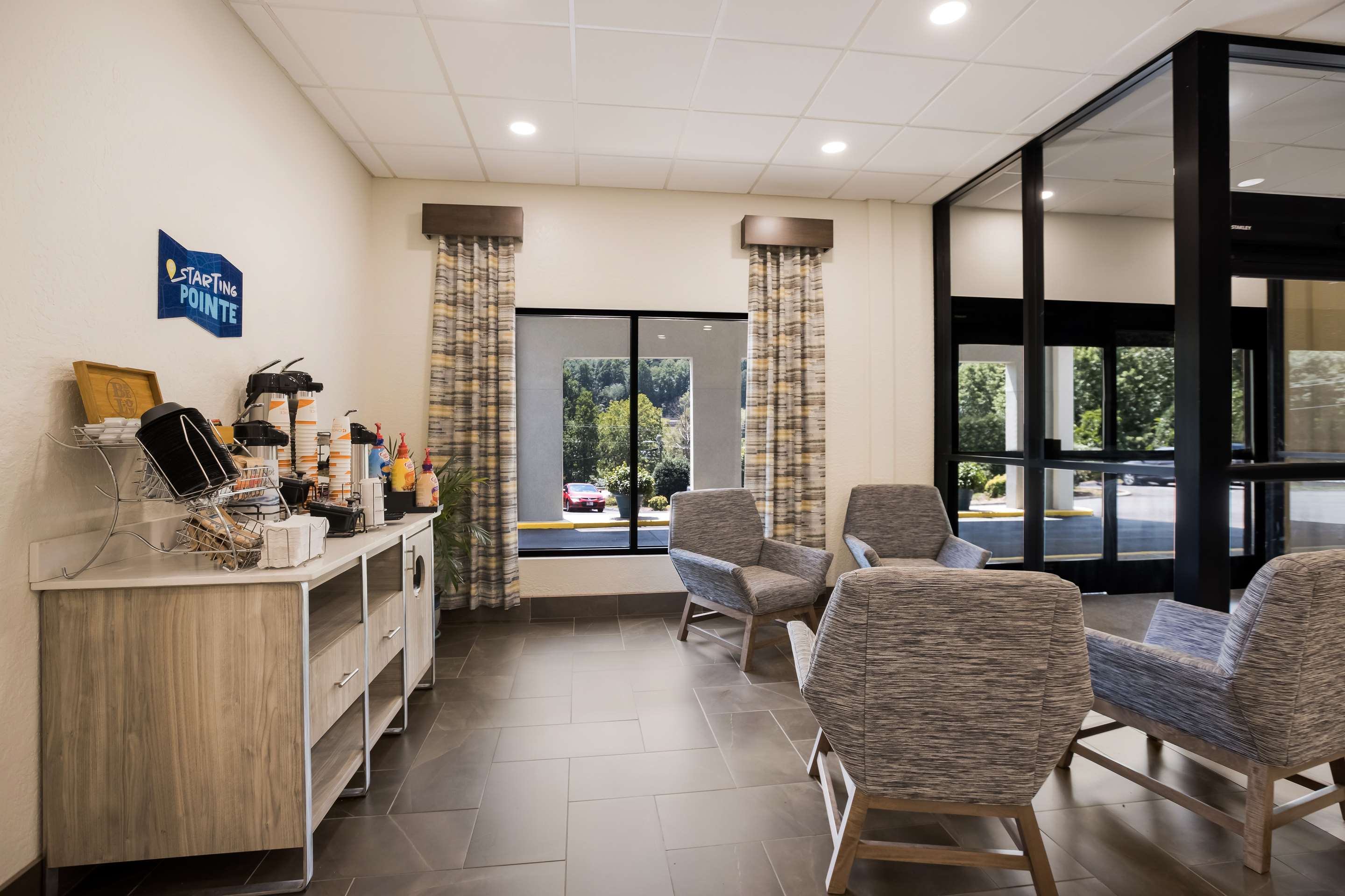 Breakfast area | Clarion Pointe Sylva near Cherokee Area