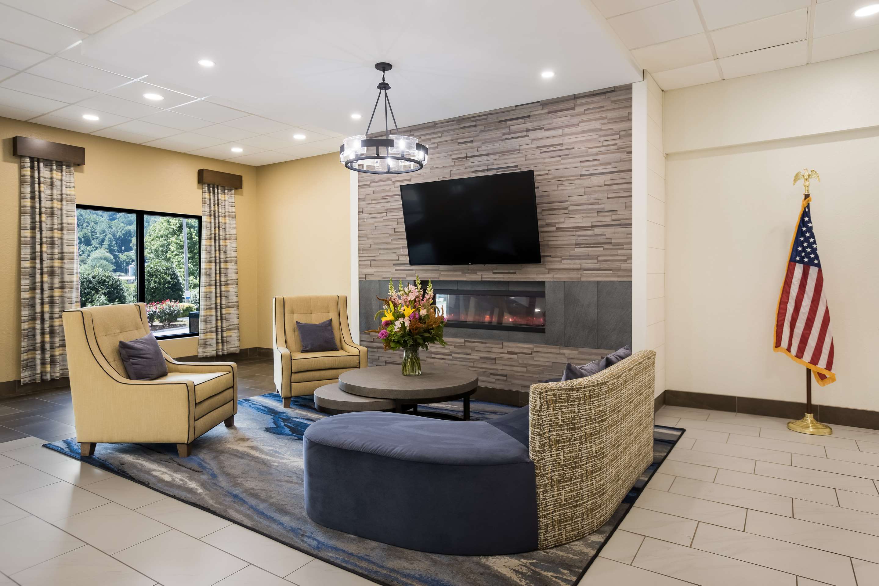 Spacious lobby with sitting area | Clarion Pointe Sylva near Cherokee Area