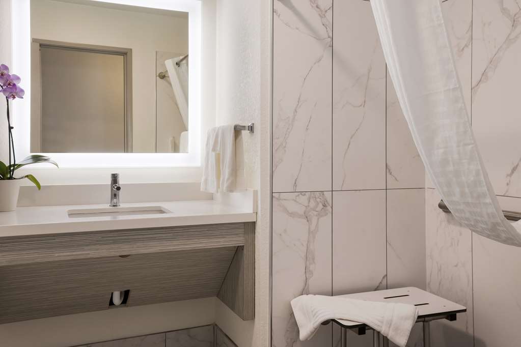 CLARION POINTE SYLVA NEAR CHEROKEE-guestroom-Guest Room,Bathroom,On-Site.jpg