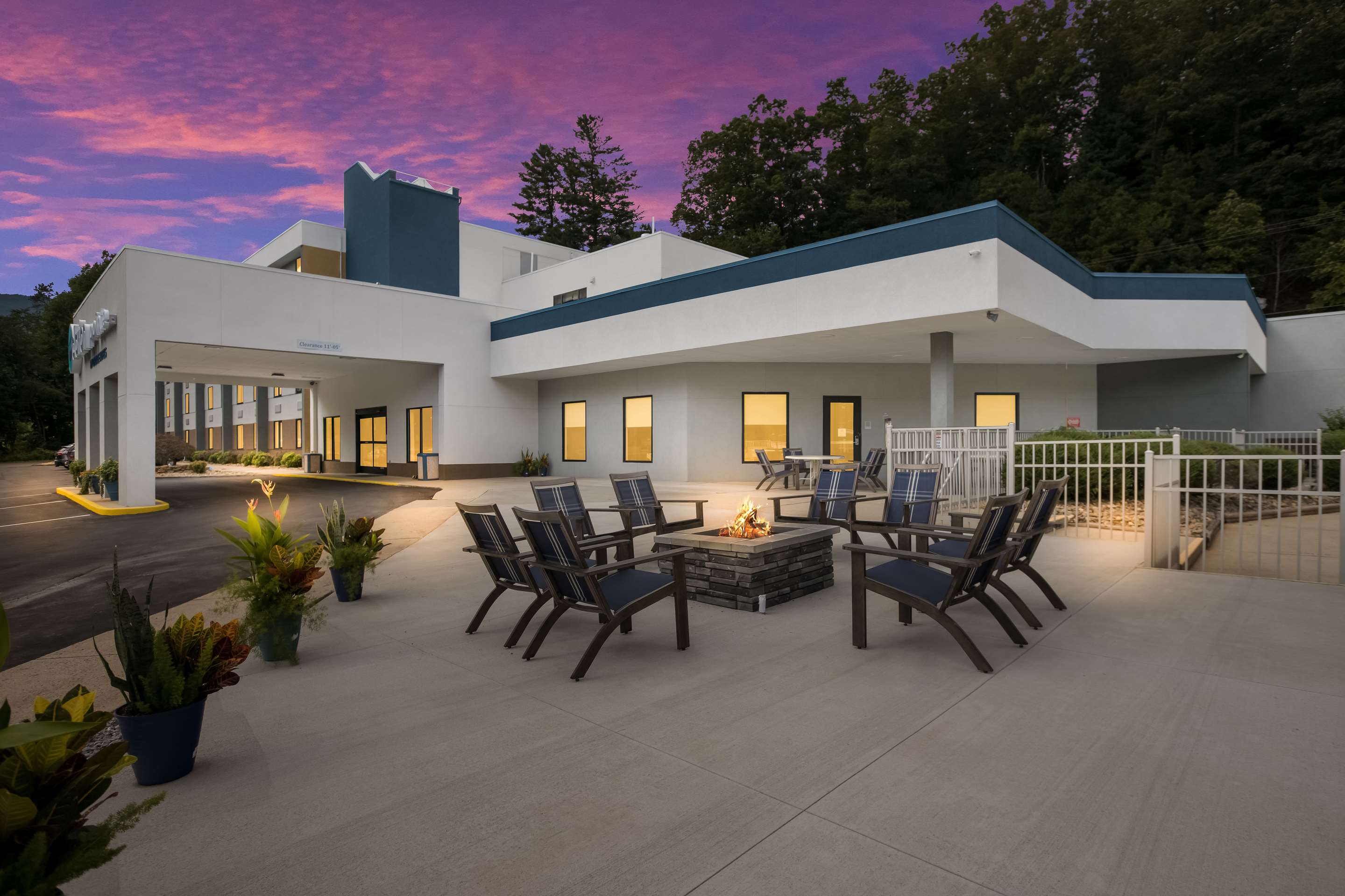 Hotel exterior | Clarion Pointe Sylva near Cherokee Area