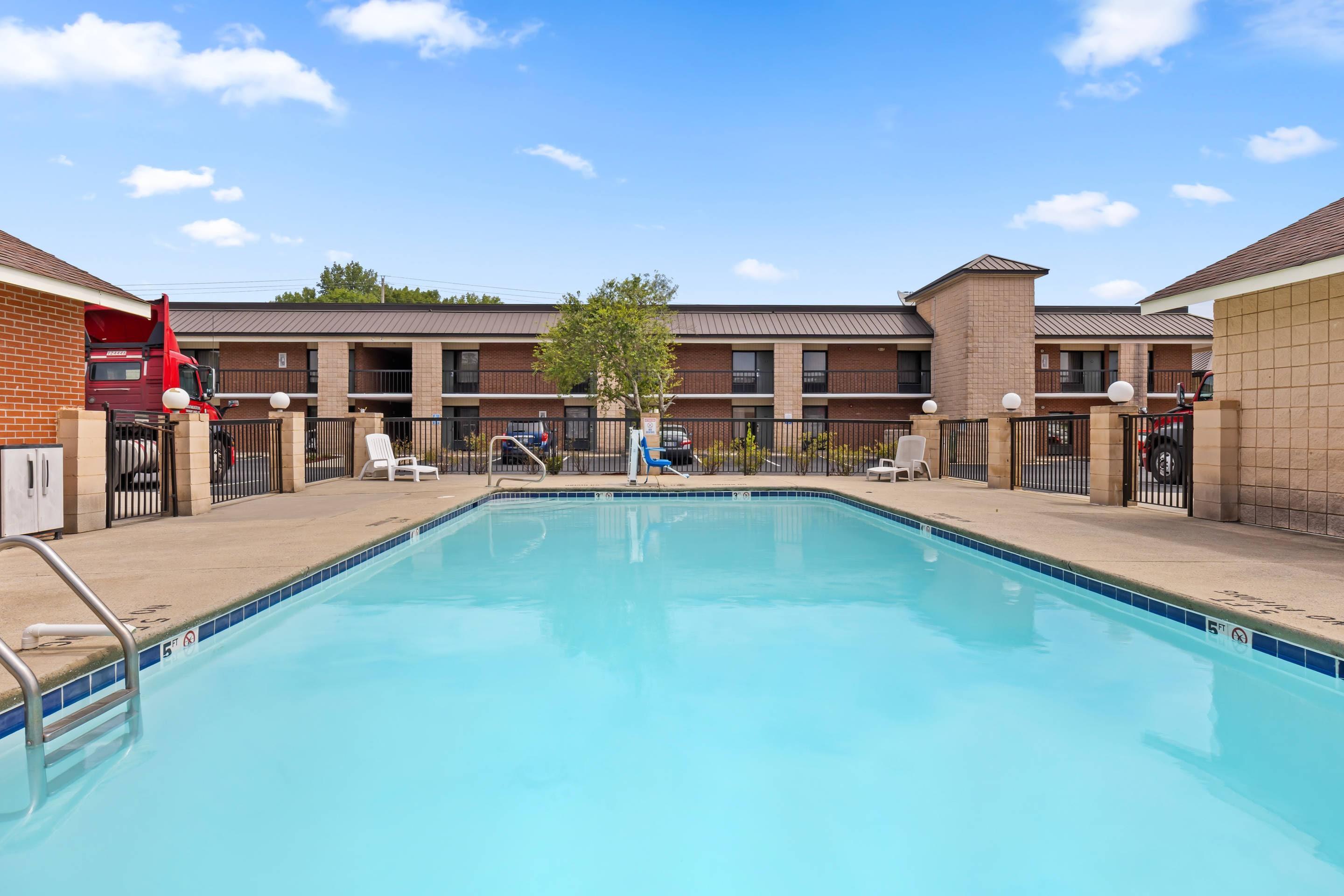 Outdoor pool | Quality Inn Kinston Hwy 70