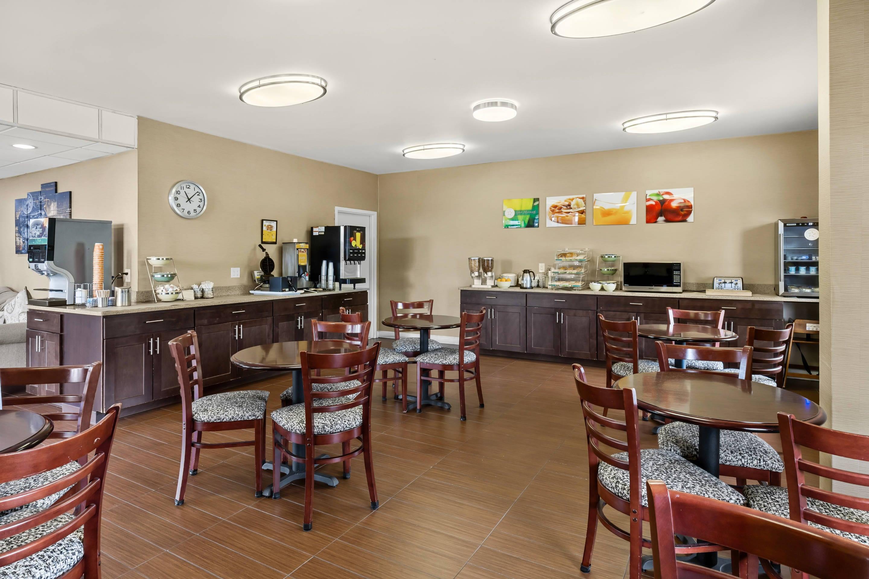 Breakfast area | Quality Inn Kinston Hwy 70