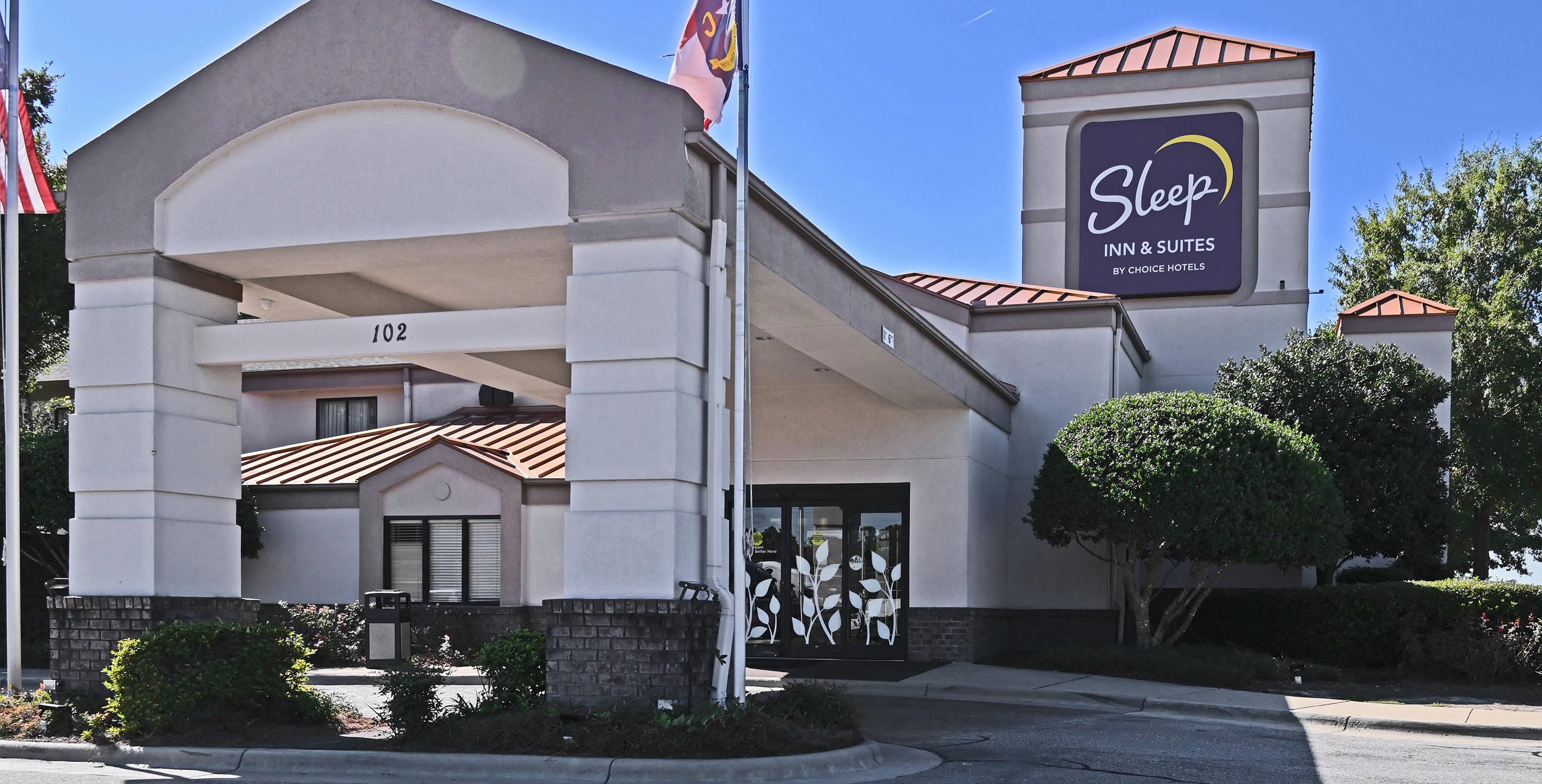 Hotel Entrance | Sleep Inn & Suites Spring Lake - Fayetteville Near Fort Liberty