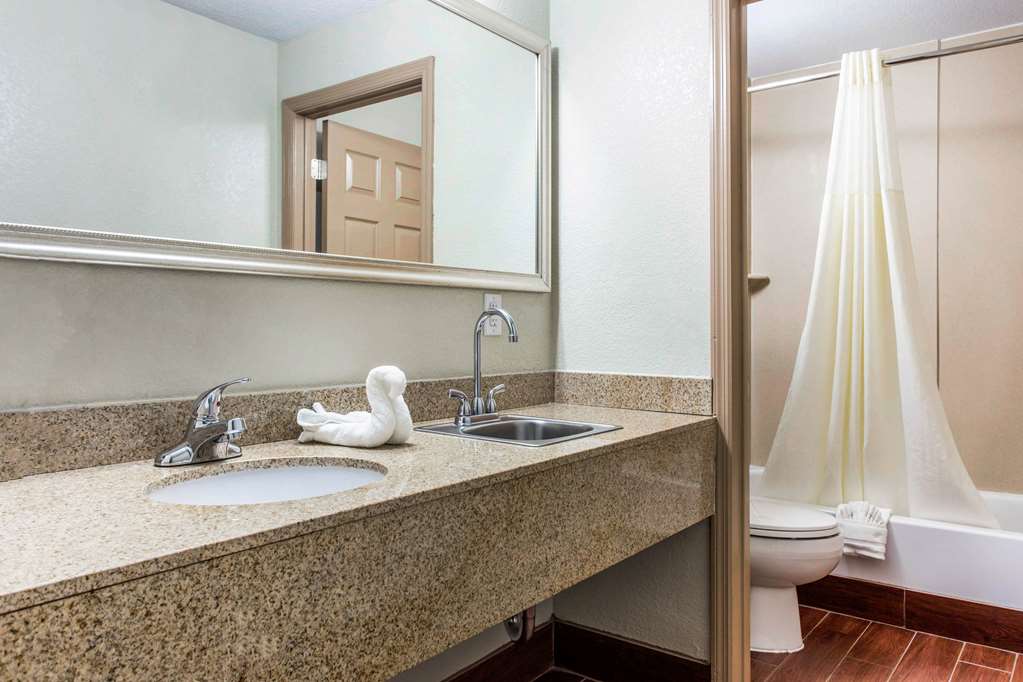 QUALITY INN BLACK MOUNTAIN-ASHEVILL-guestroom-Guest Room,Bathroom,On-Site.jpg