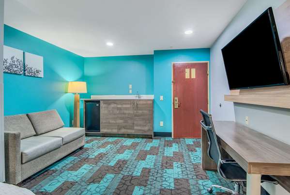 Suite - Clarion Pointe Hotel Wake Forest