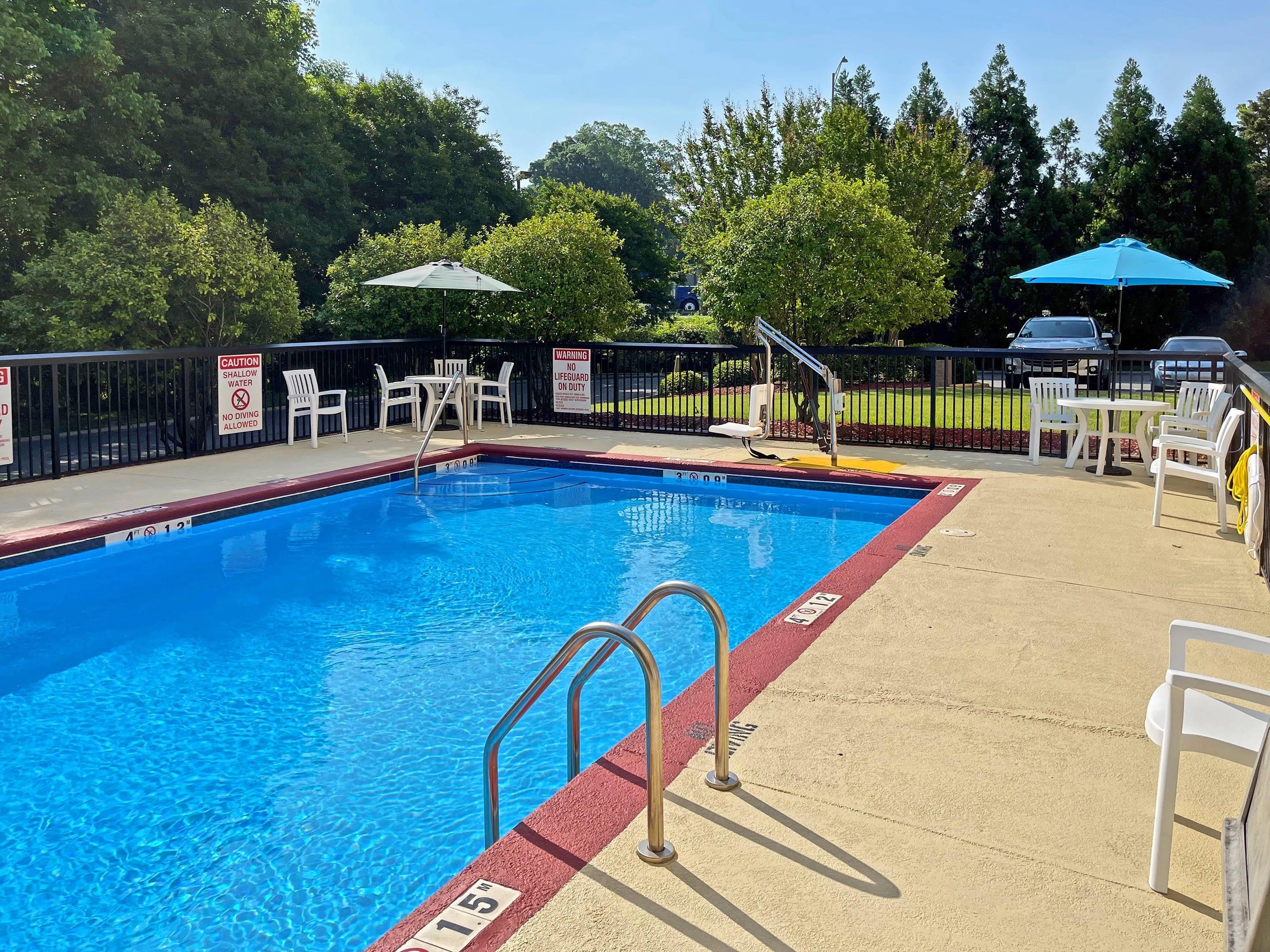 Outdoor pool | Comfort Suites Salisbury I-85