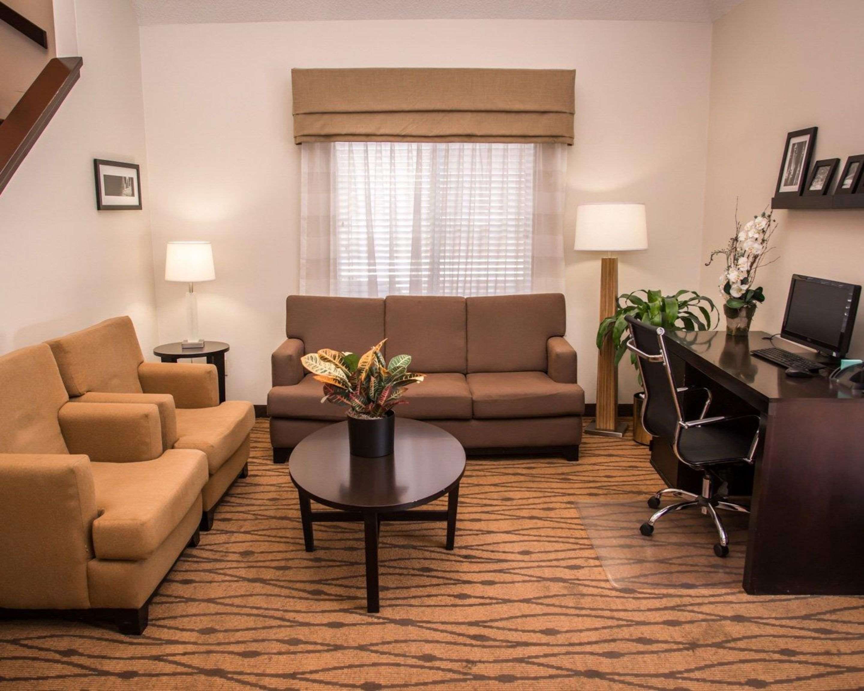 Sitting area | Sleep Inn & Suites at Concord Mills