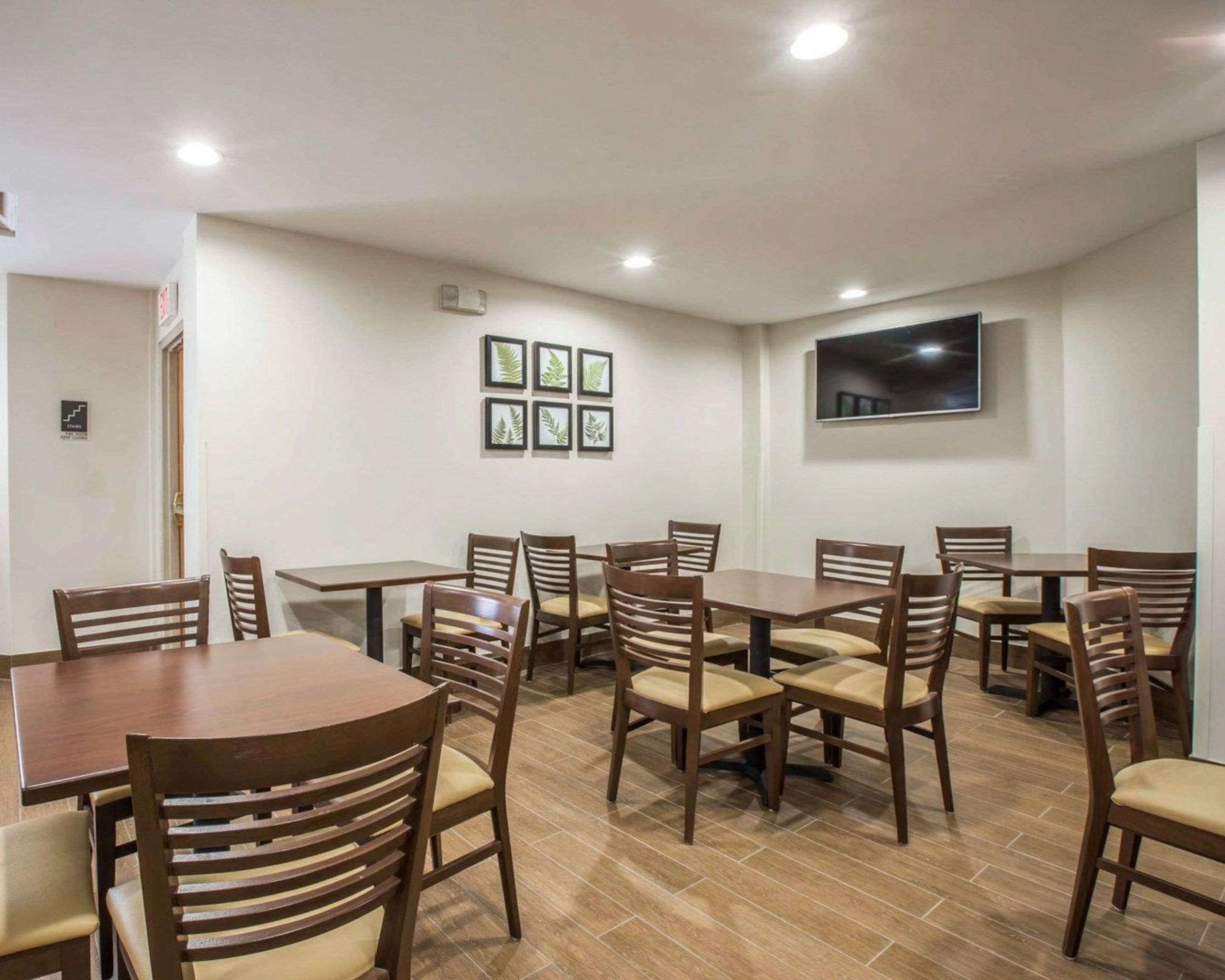 Breakfast room | Sleep Inn Airport