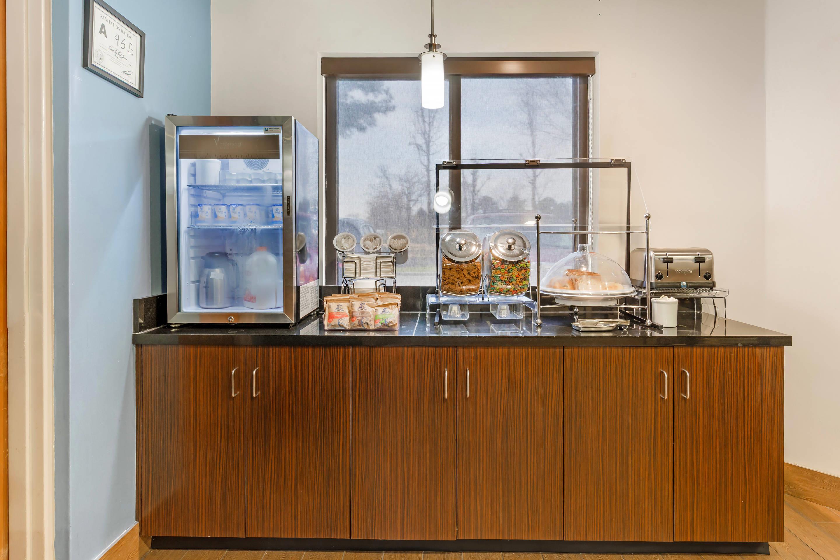 Breakfast area | Sleep Inn Airport