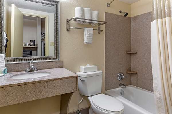  - Quality Inn & Suites Airport Greensboro - I-40, Exit 210