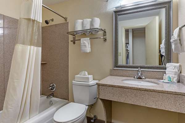 Suite - Quality Inn & Suites Airport Greensboro - I-40, Exit 210