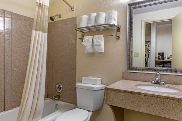  - Quality Inn & Suites Airport Greensboro - I-40, Exit 210