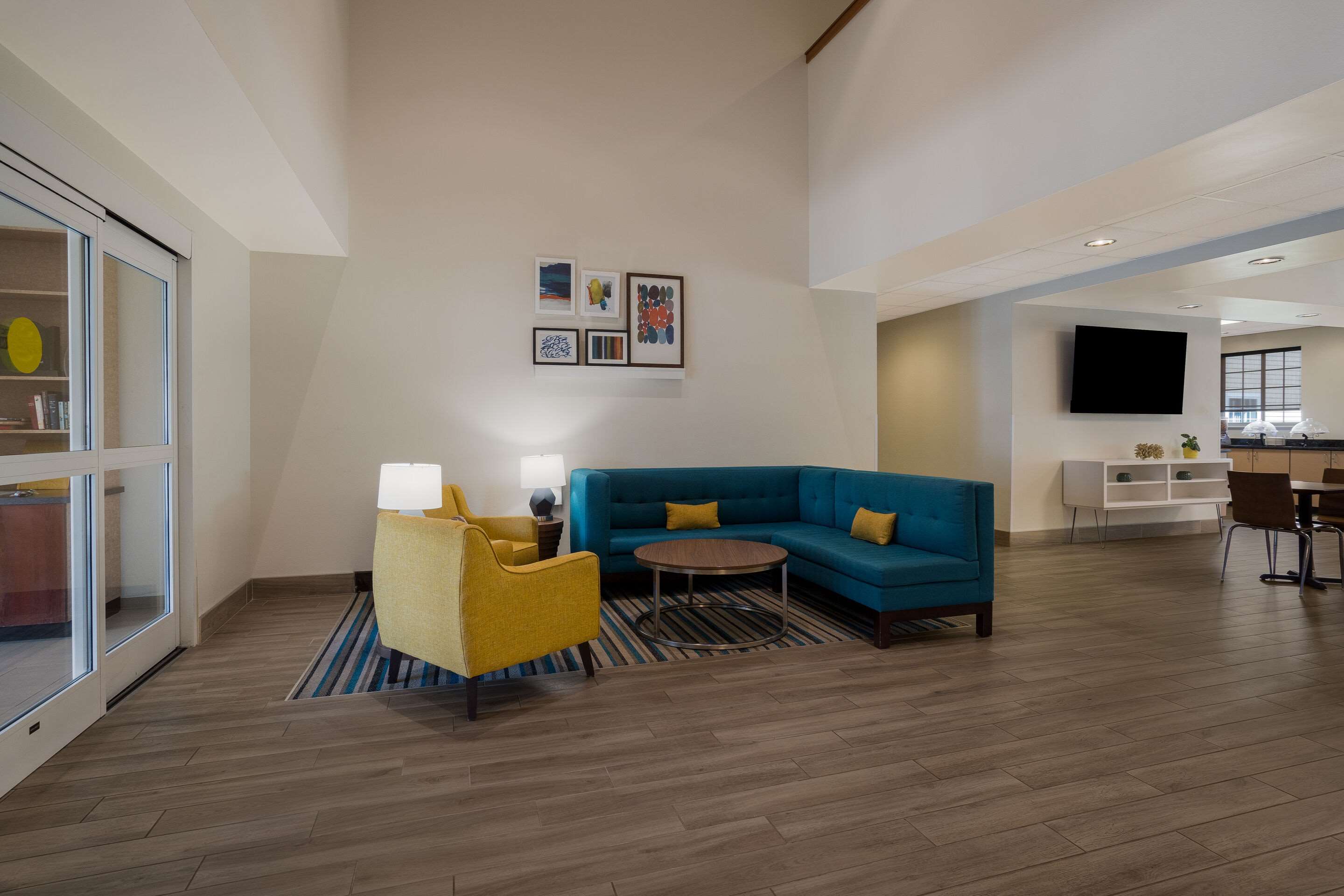 Lobby with sitting area | Mainstay Suites Wilmington