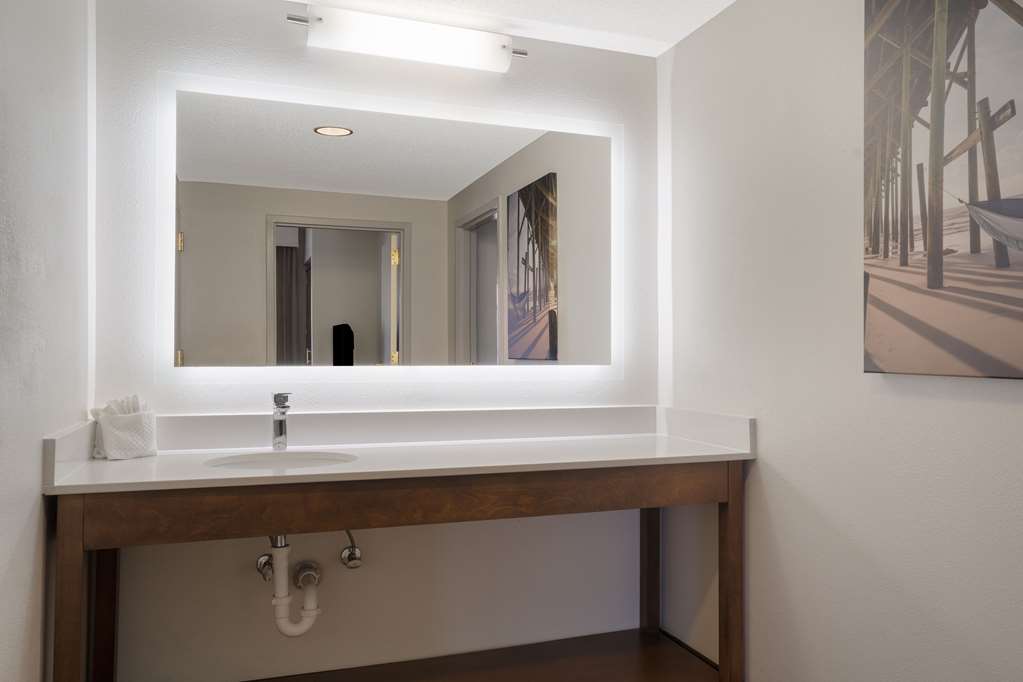 MAINSTAY SUITES WILMINGTON - UNIVER-guestroom-Guest Room,Bathroom,On-Site.jpg