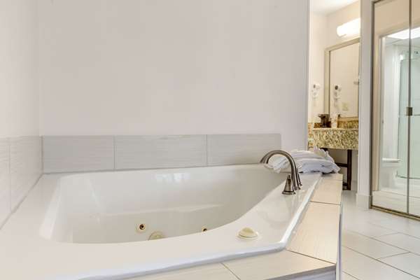 Suite - Comfort Inn Garner - I-40, Exit 312