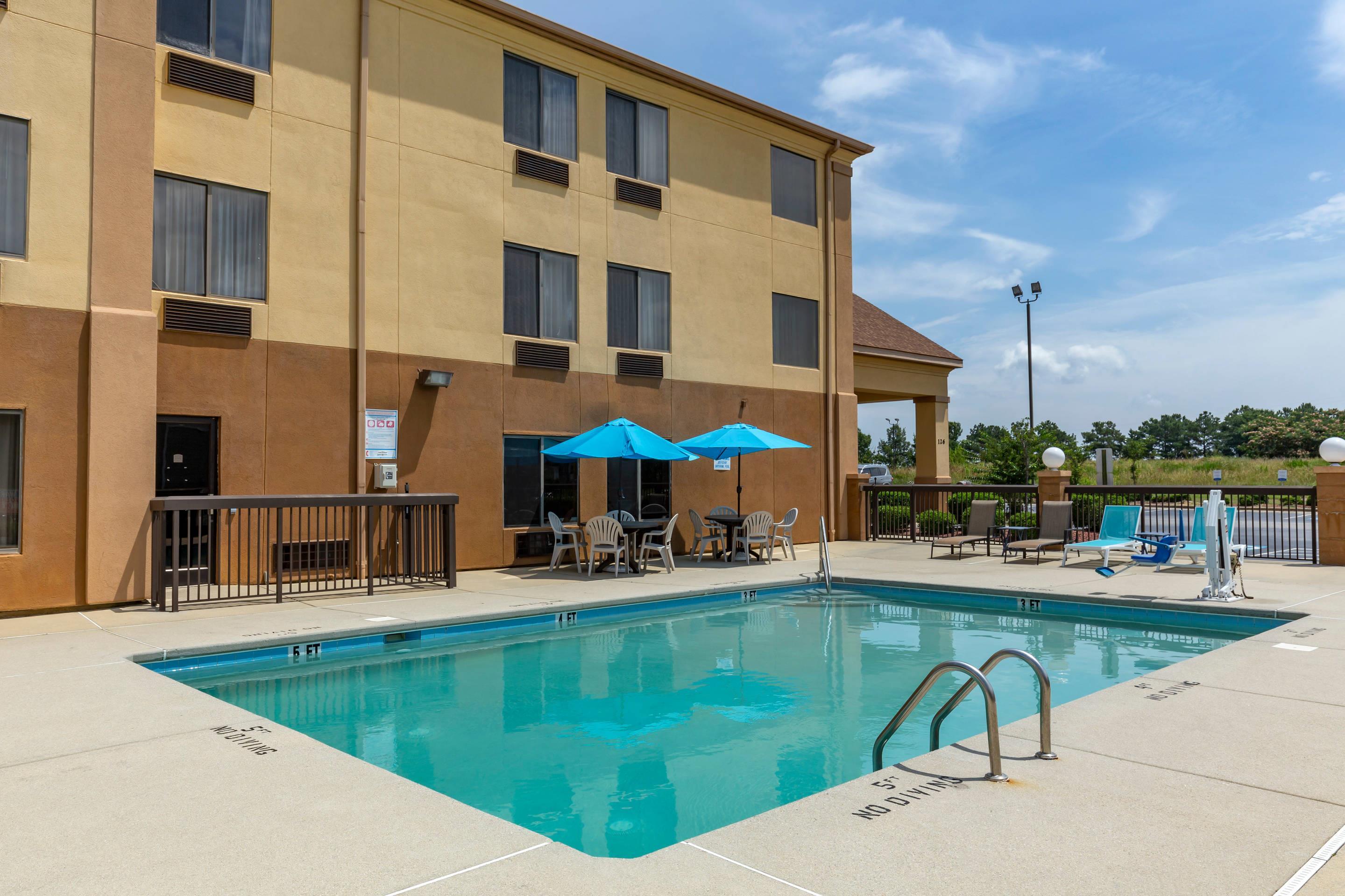 Outdoor pool | Comfort Inn Garner Clayton I-40
