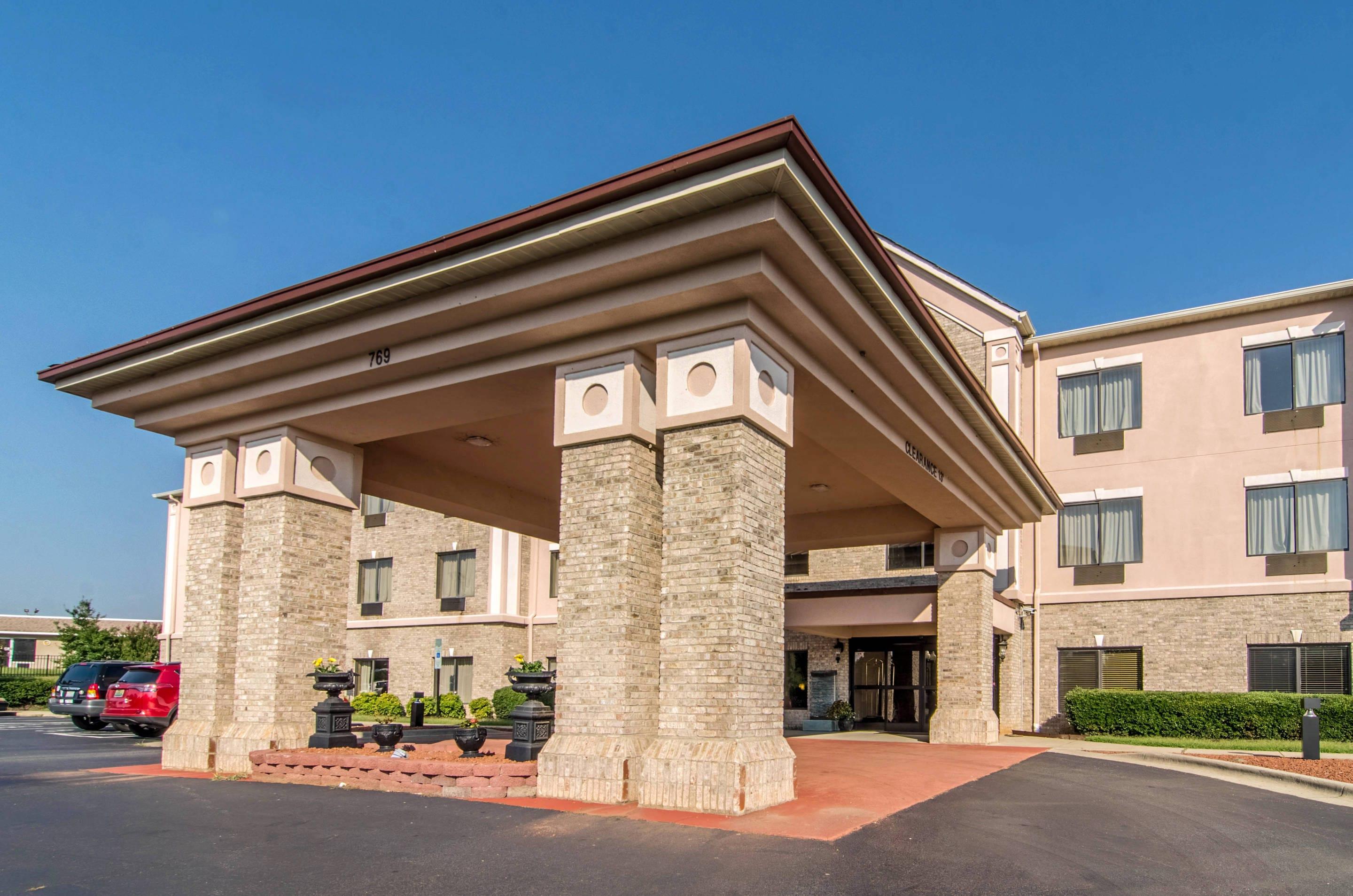Hotel exterior | Quality Suites