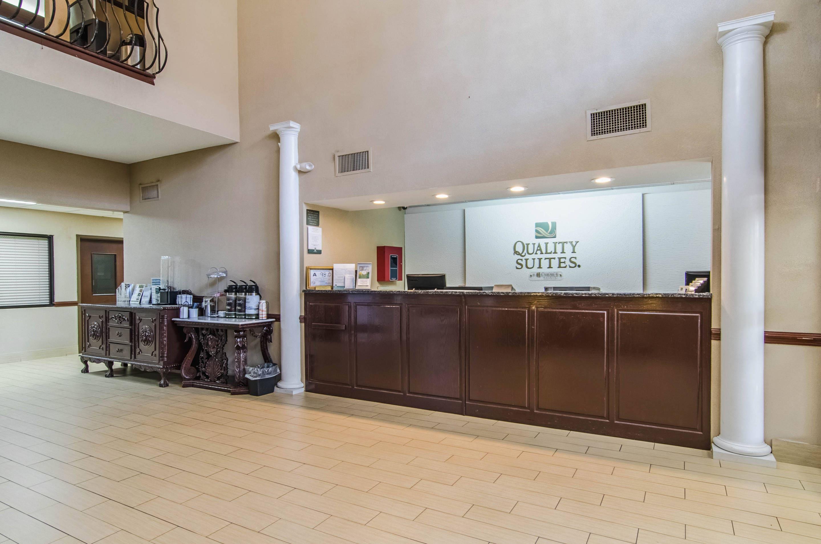 Lobby with sitting area | Quality Suites