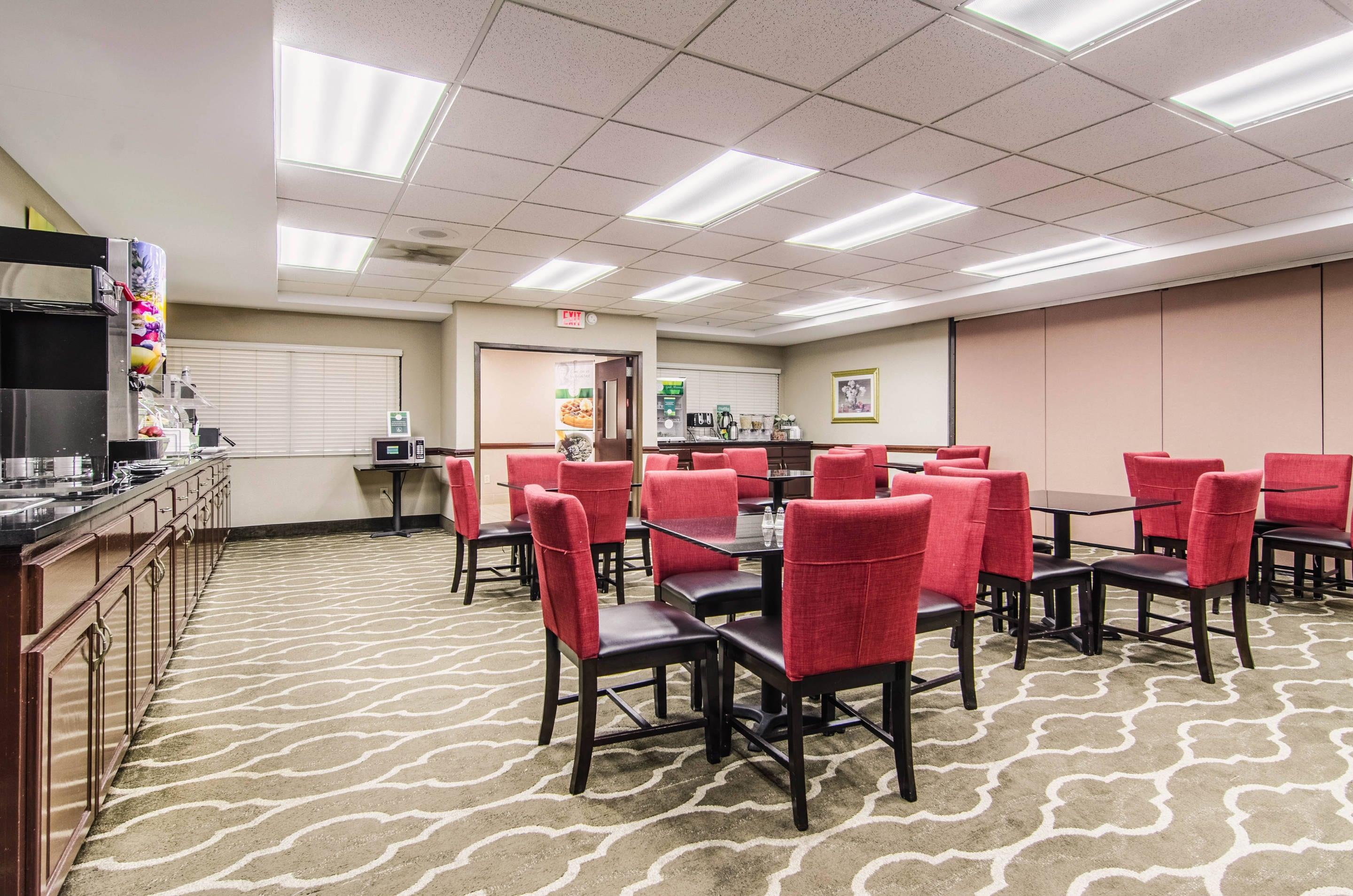 Enjoy breakfast in this seating area | Quality Suites
