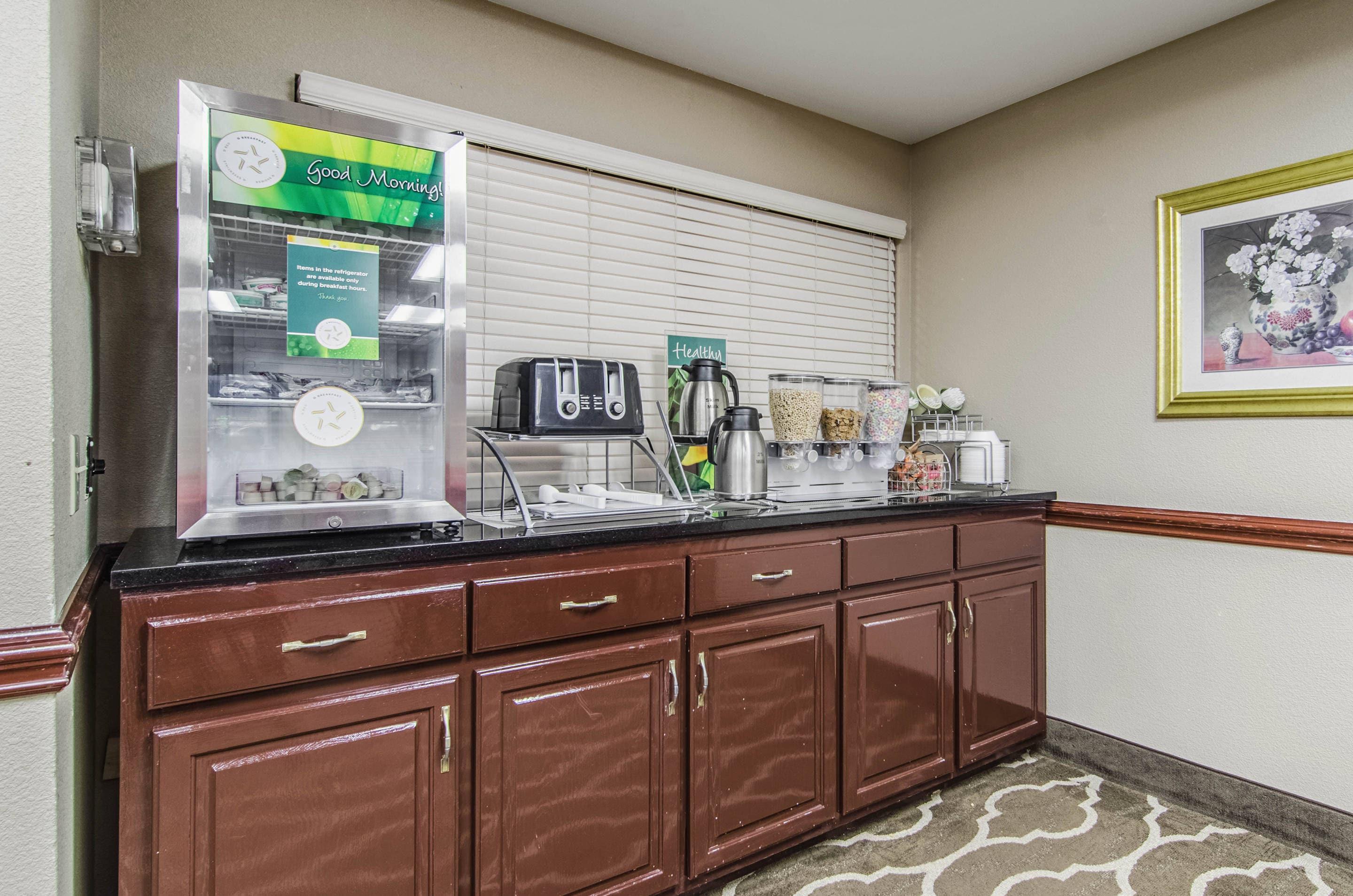 Enjoy breakfast in this seating area | Quality Suites