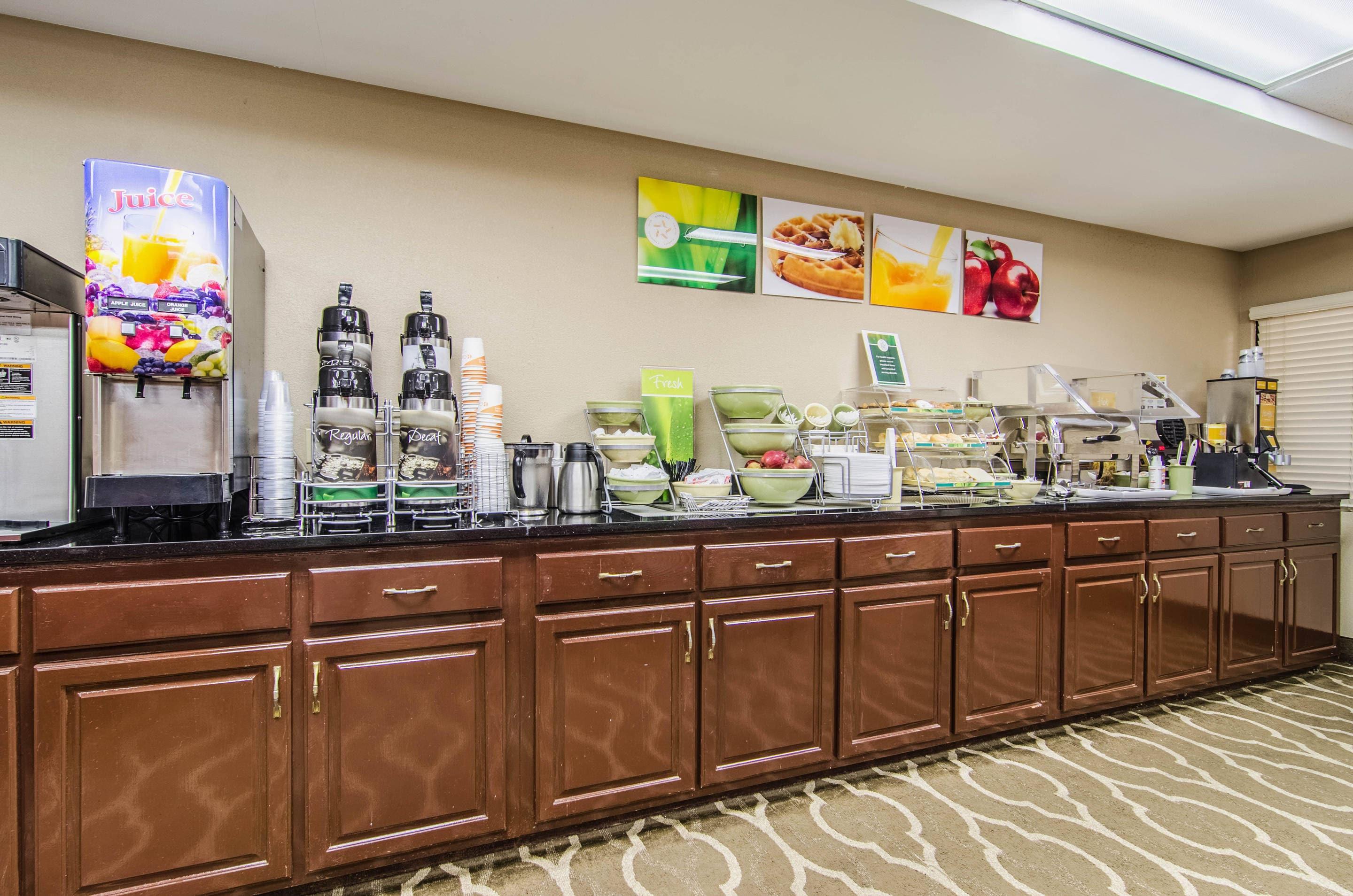 Enjoy breakfast in this seating area | Quality Suites